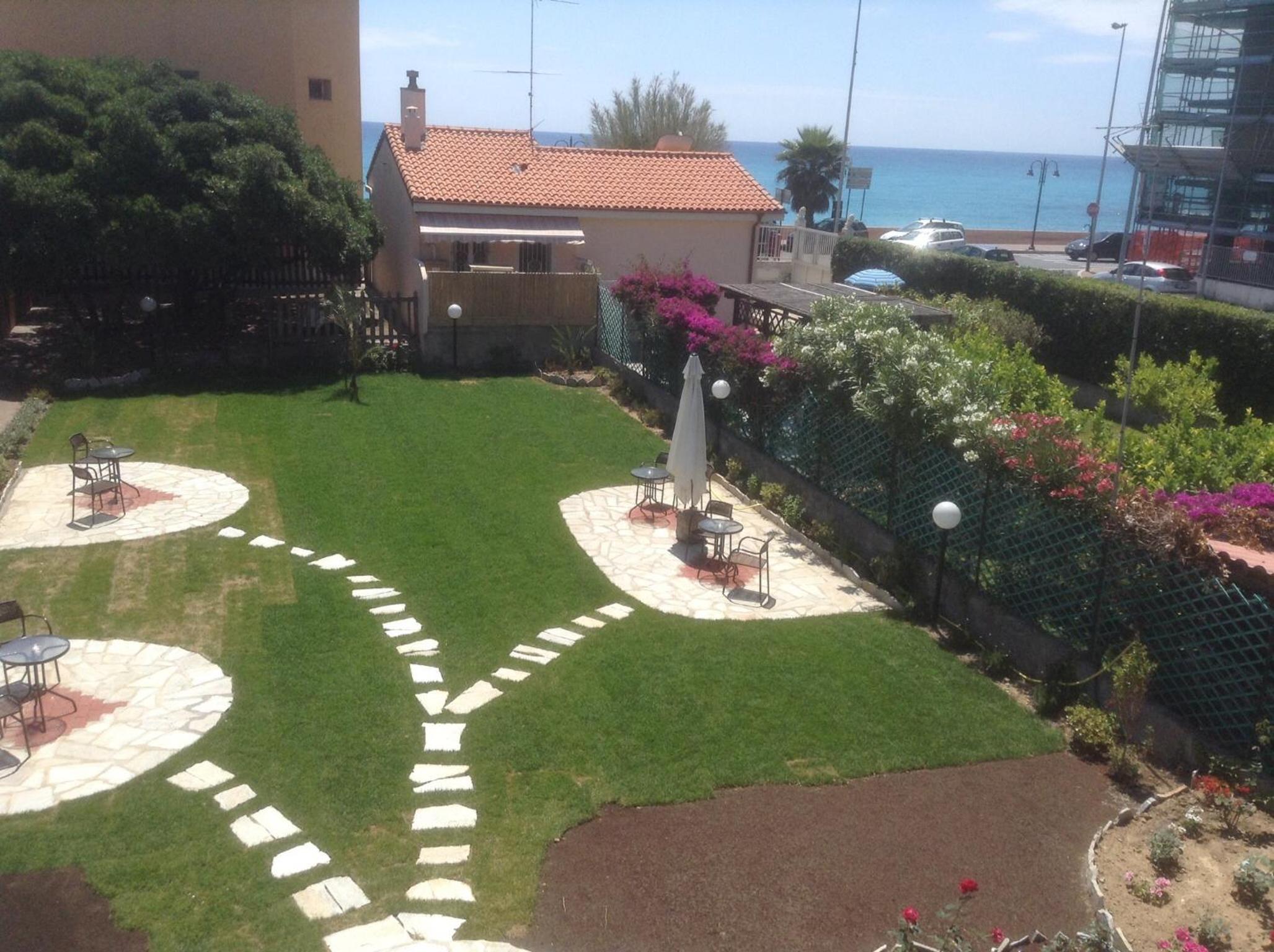 Double Room with Balcony and Sea View - Photo 14