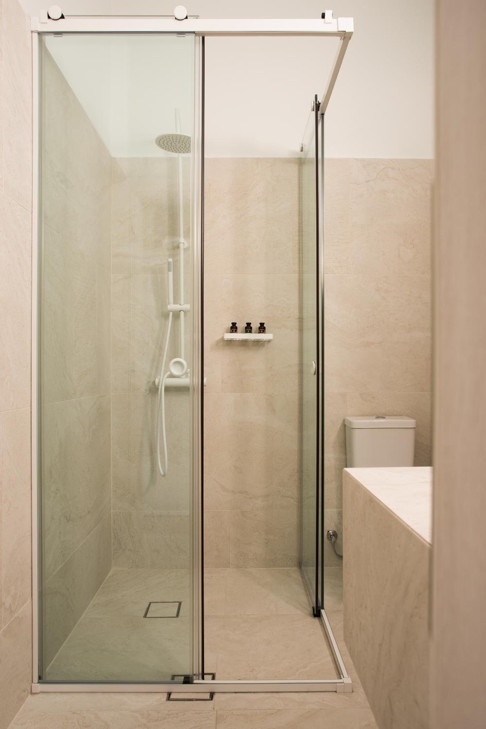Suite with Balcony - Photo 9