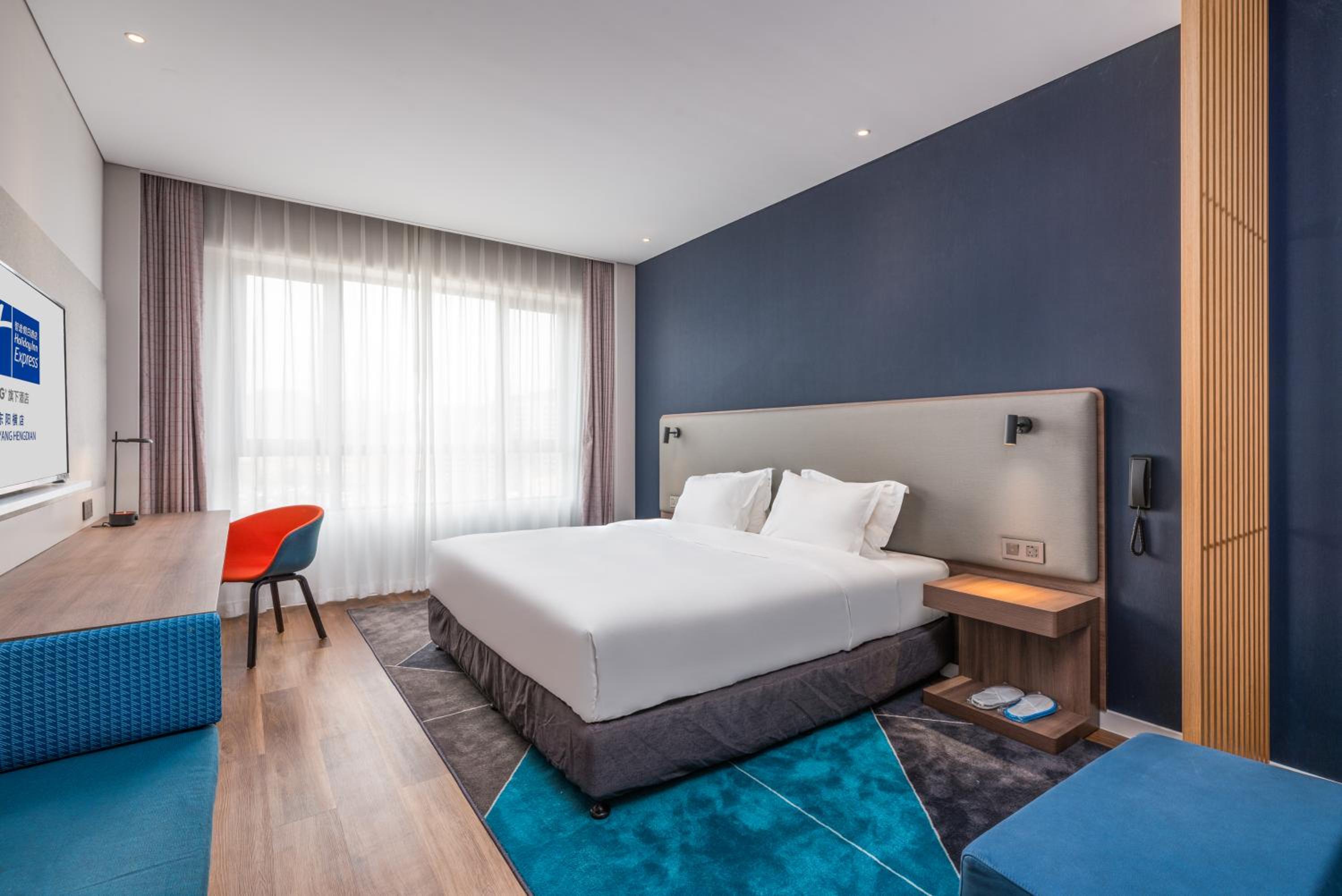 Standard King Room with Extra Floor Space - Photo 4
