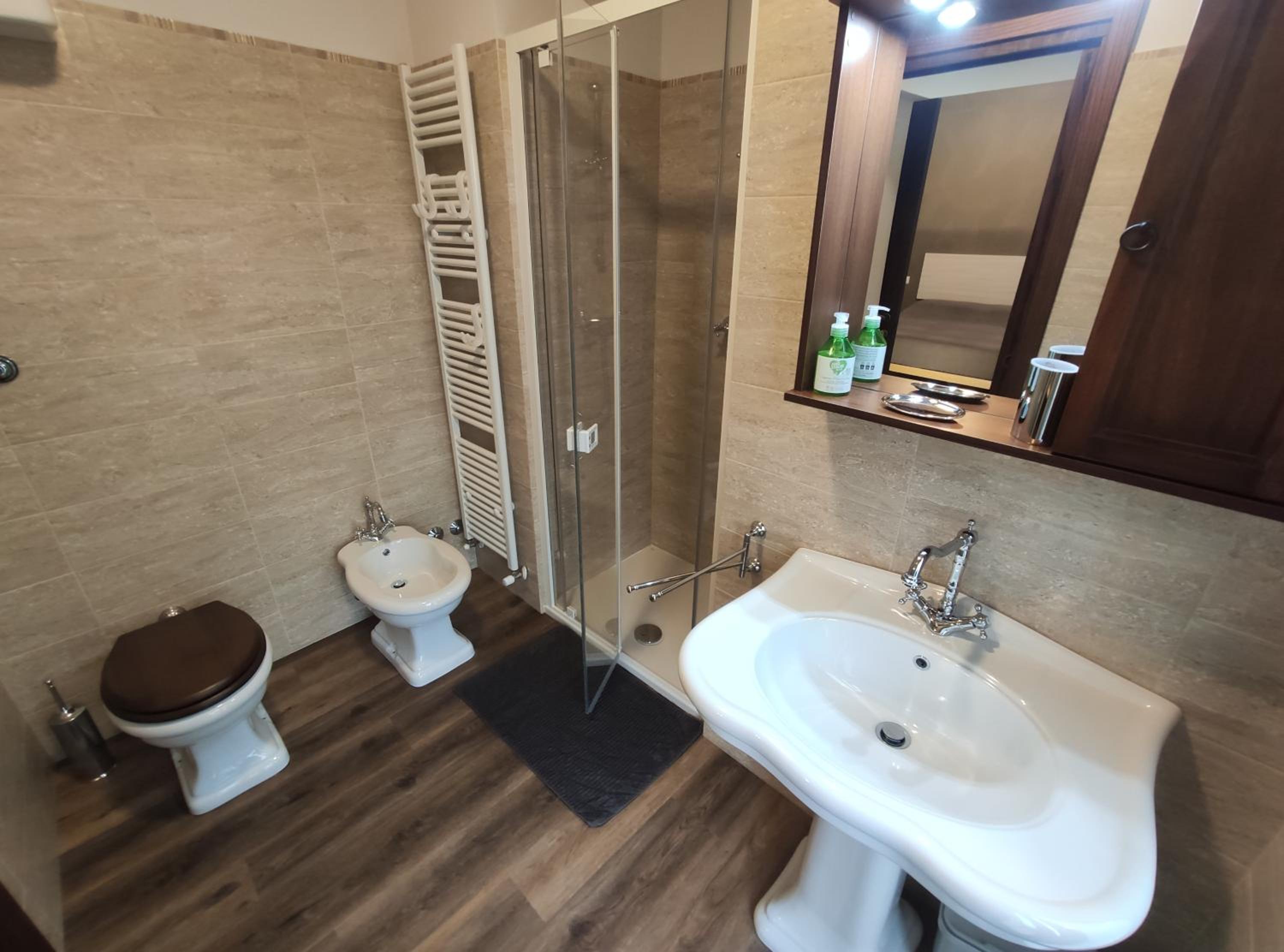 Double Room with Balcony - Photo 7