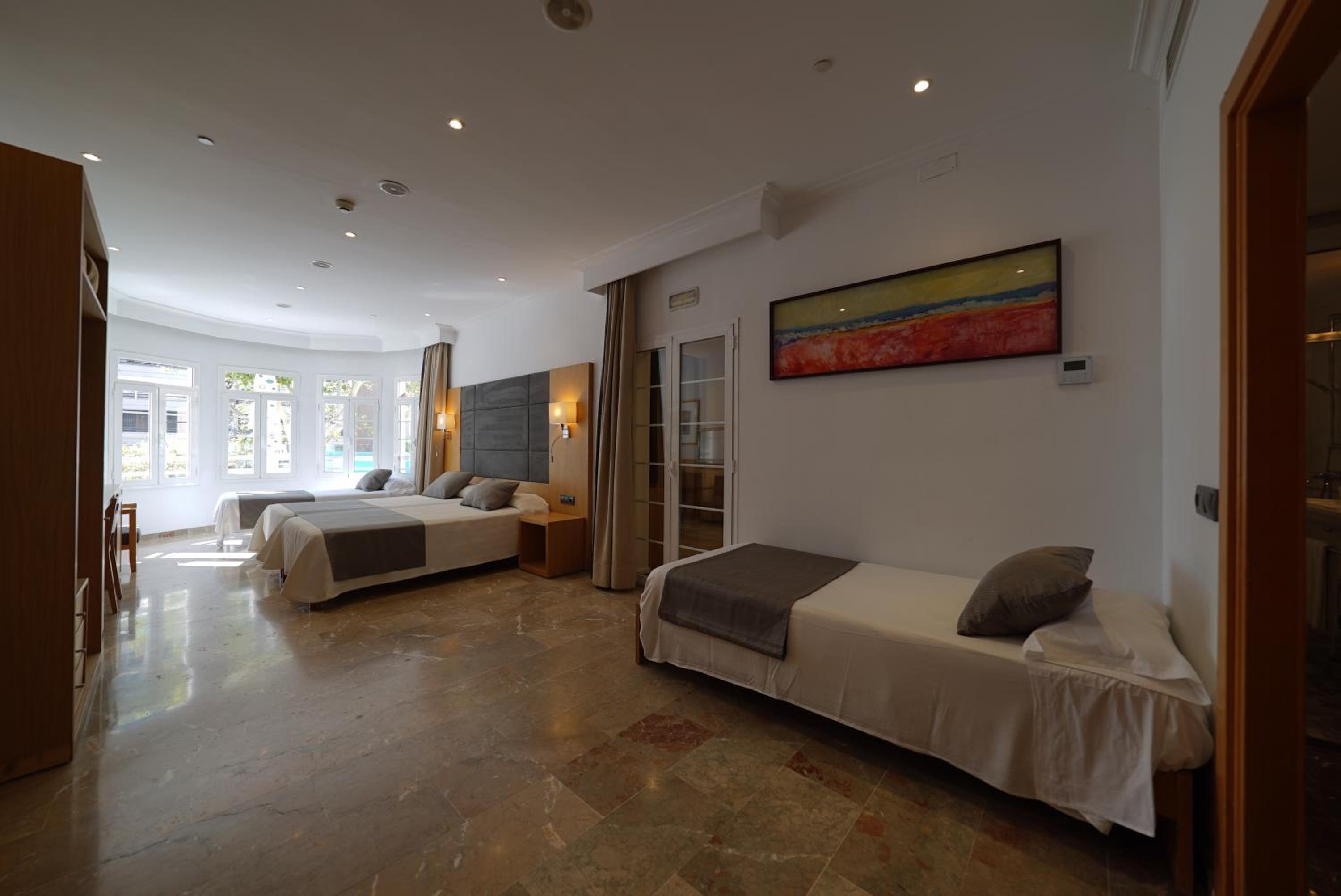 Sextuple Family Room thumbnail 5