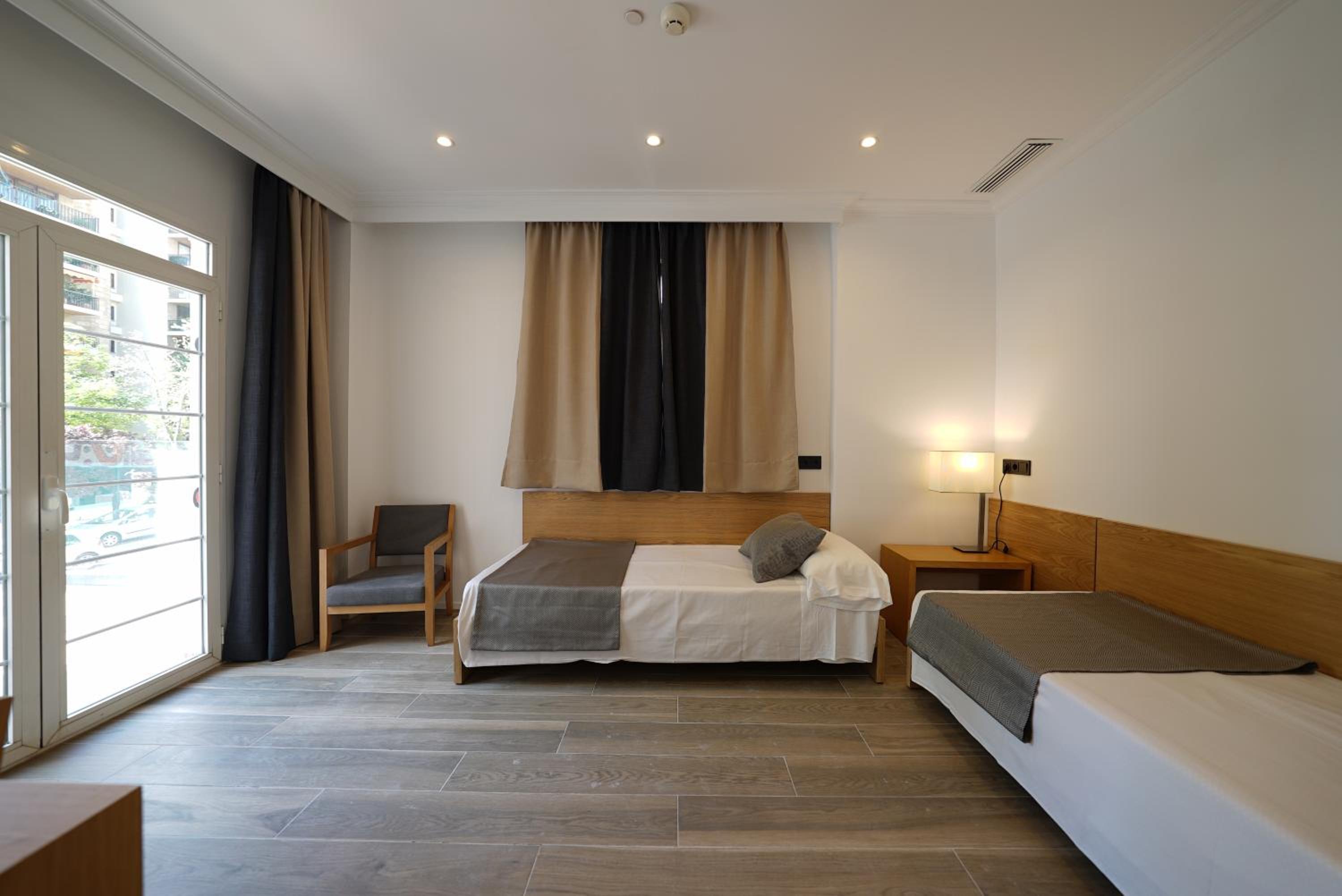 Sextuple Family Room