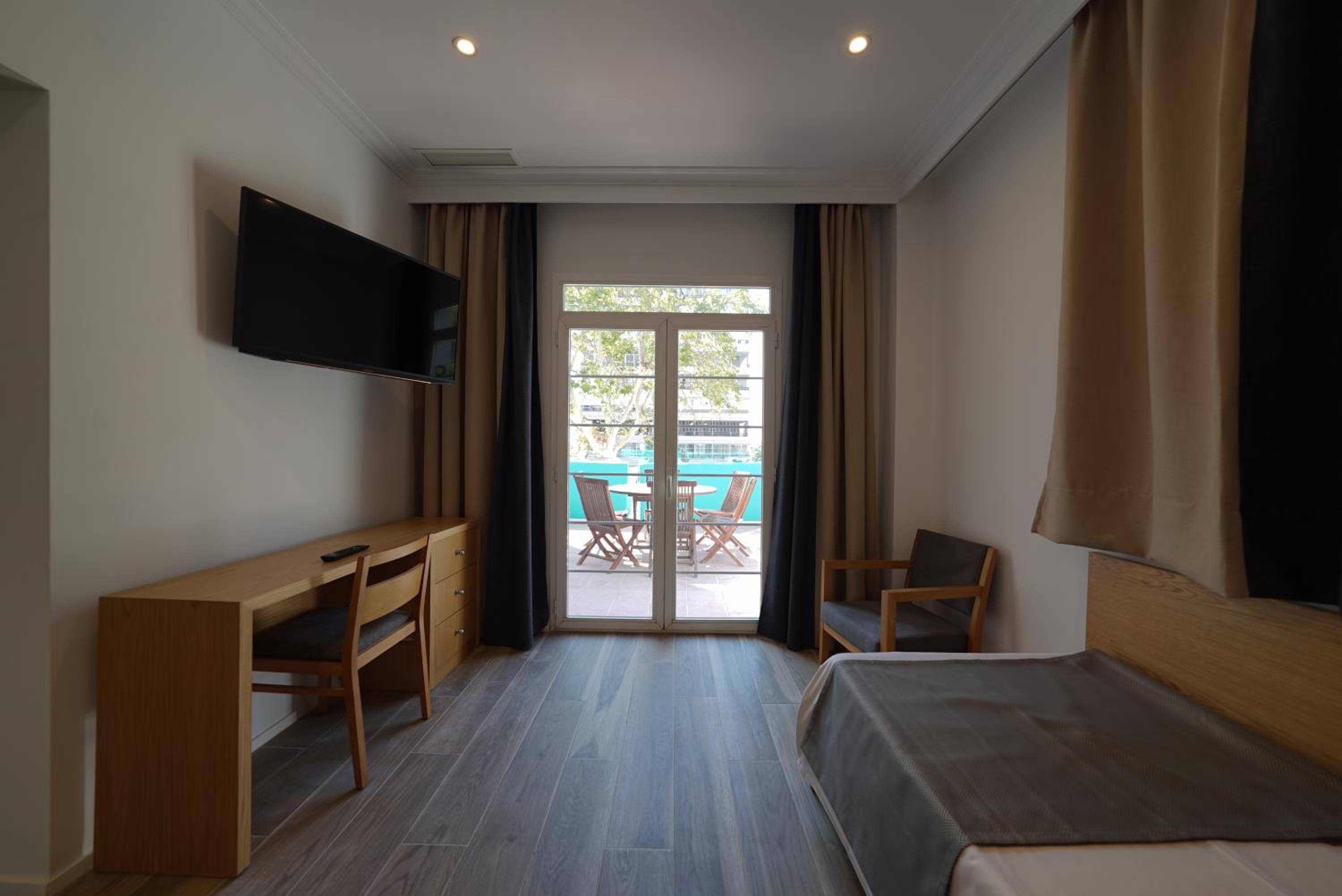 Sextuple Family Room