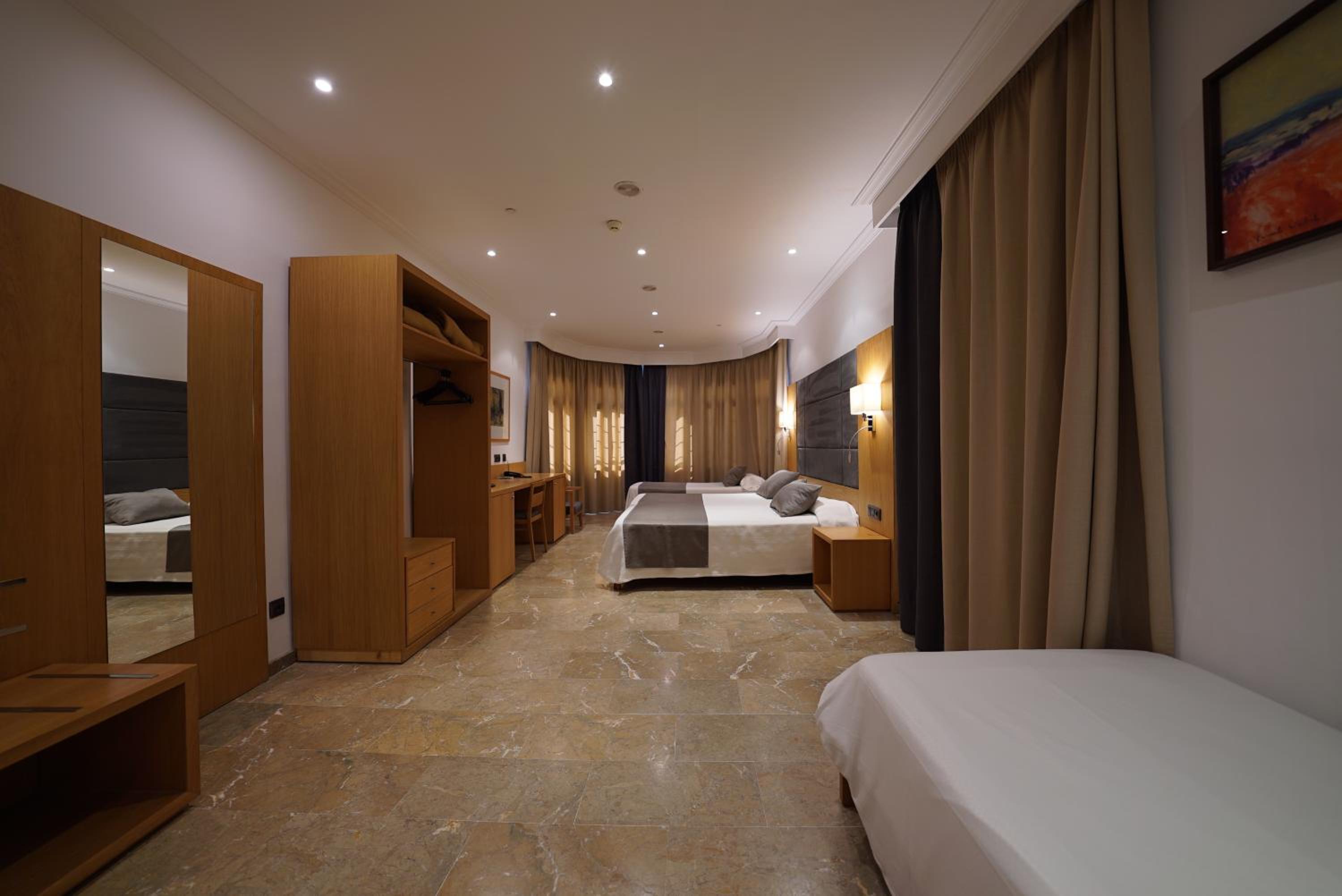 Sextuple Family Room