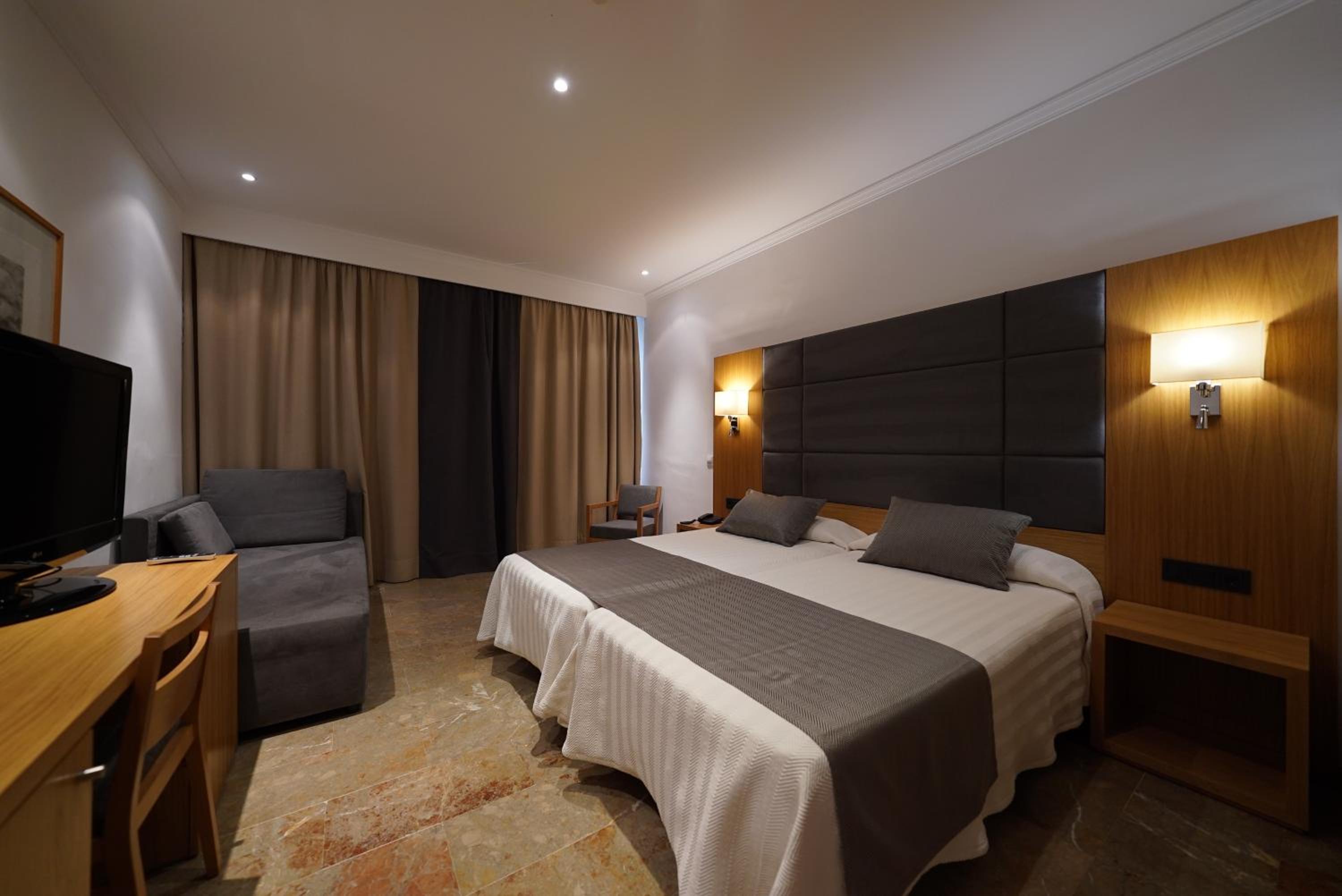 Triple Room thumbnail 6
