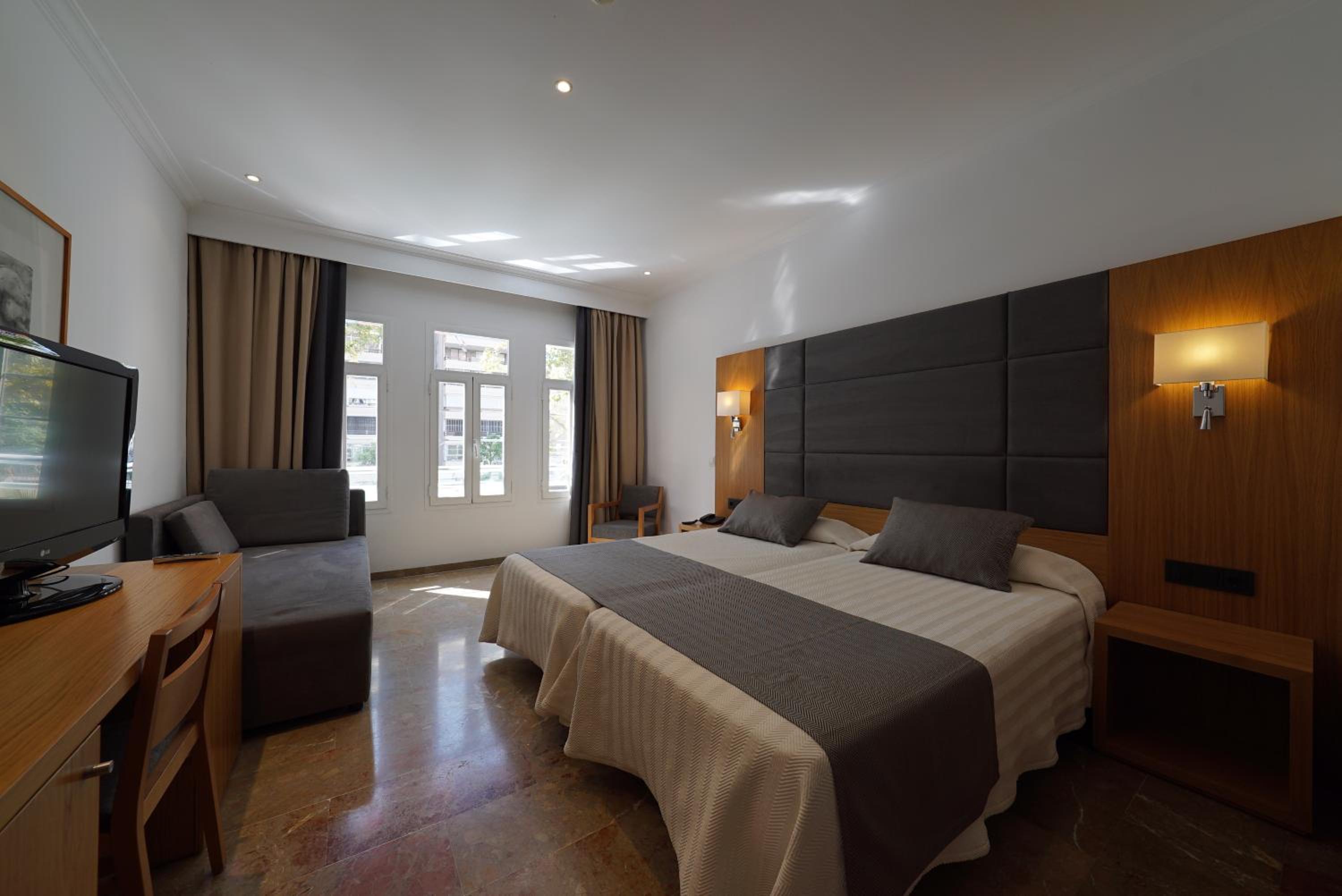 Triple Room thumbnail 5