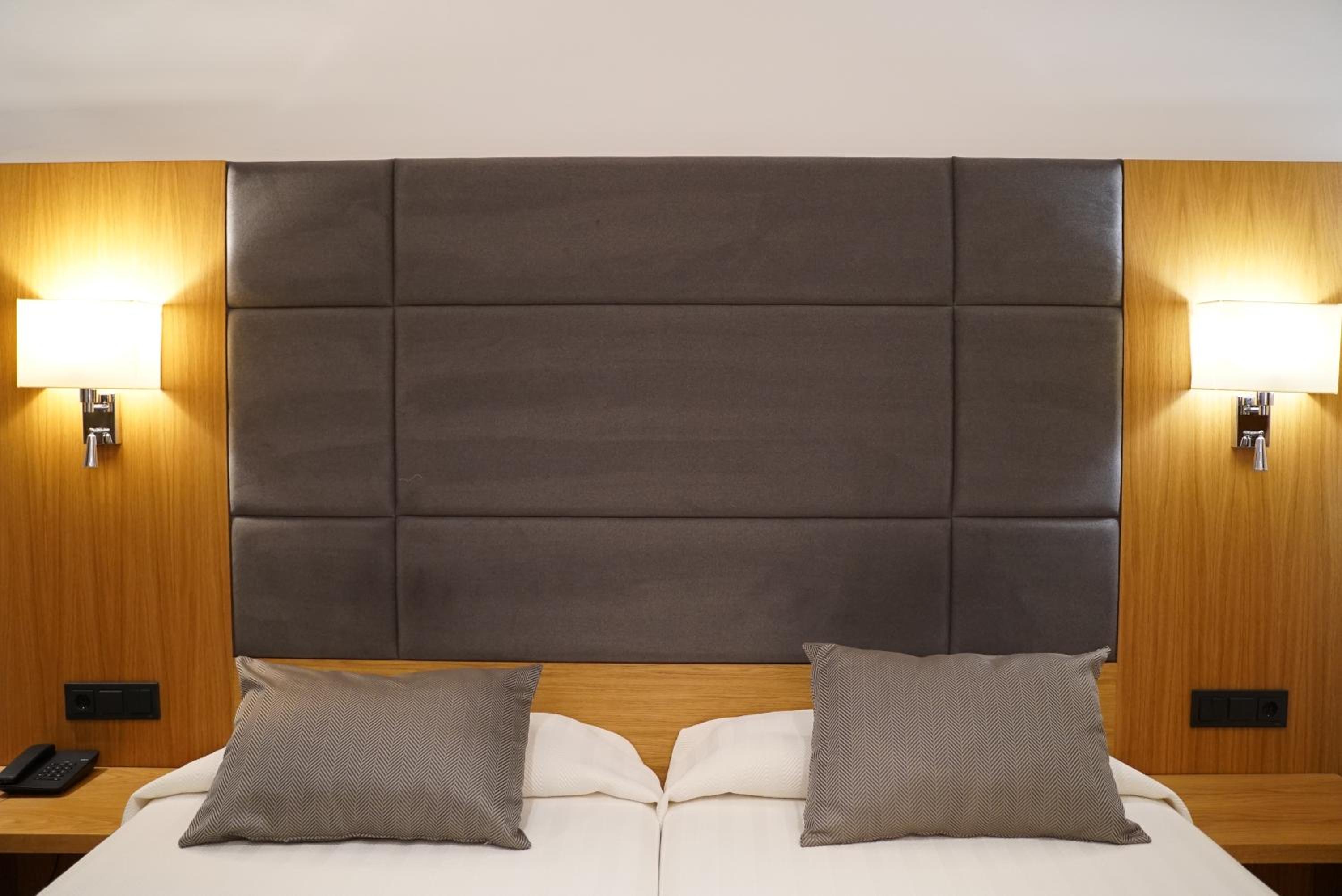 Twin Room thumbnail 5