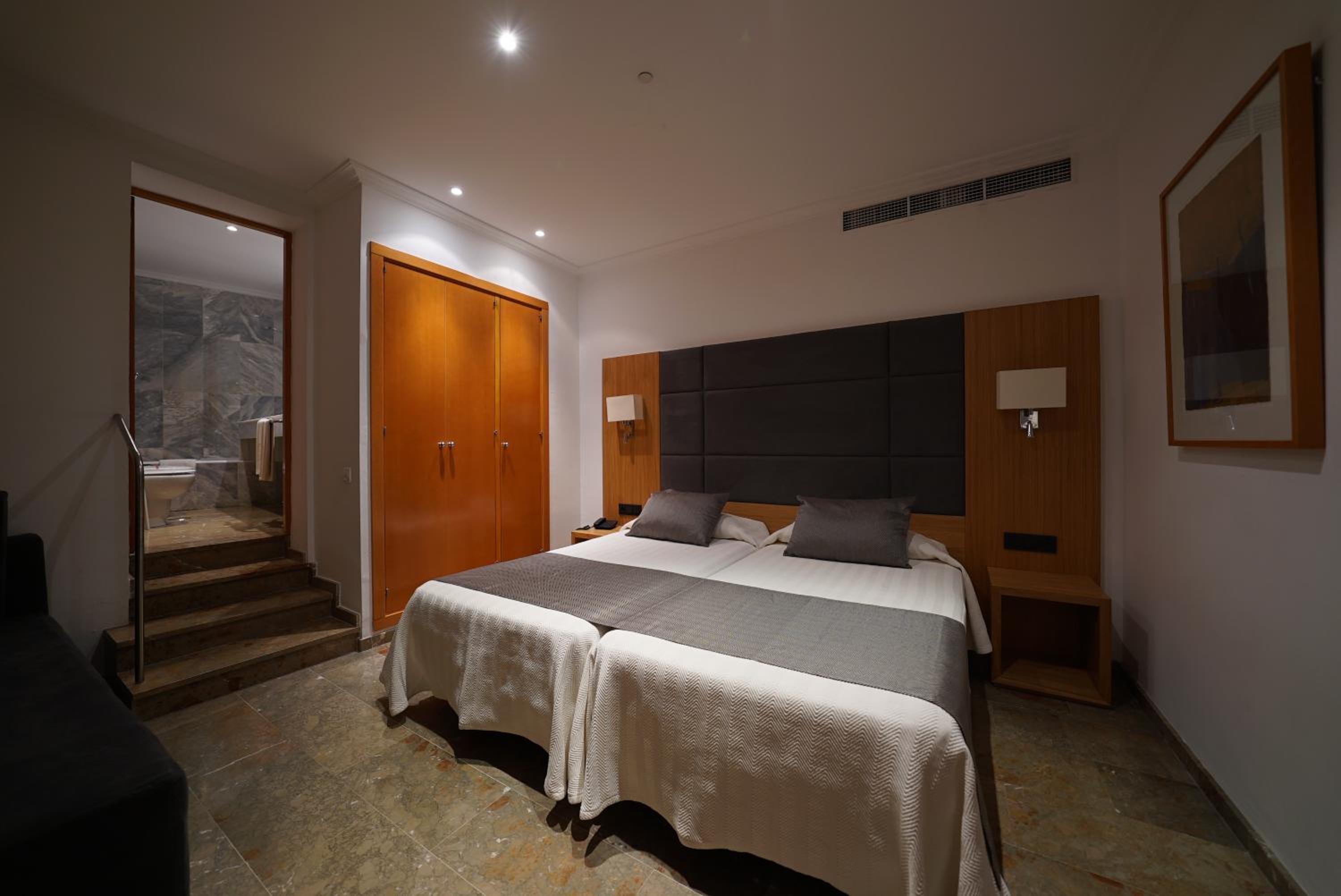 Quintuple Room thumbnail 5