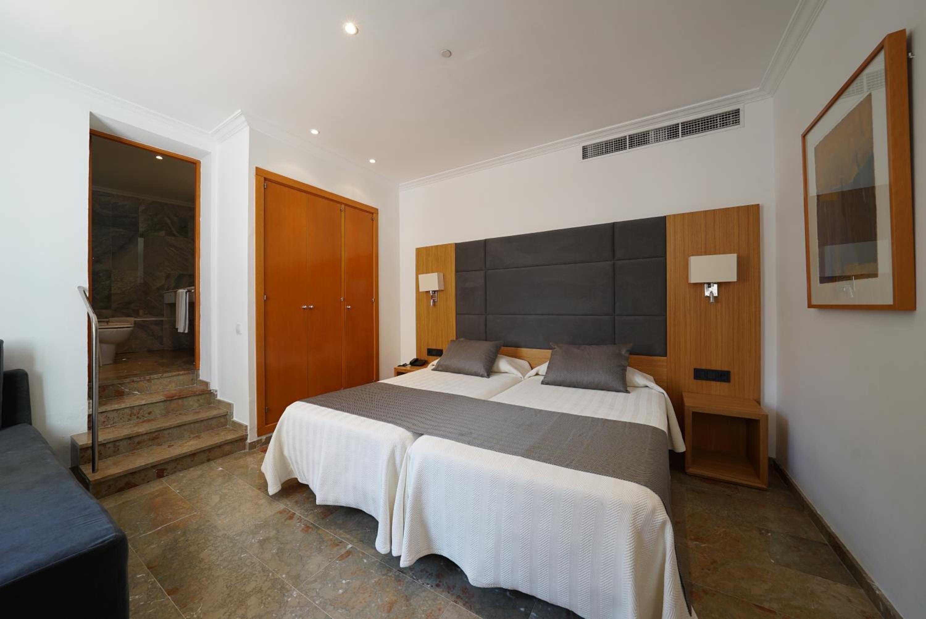 Quintuple Room
