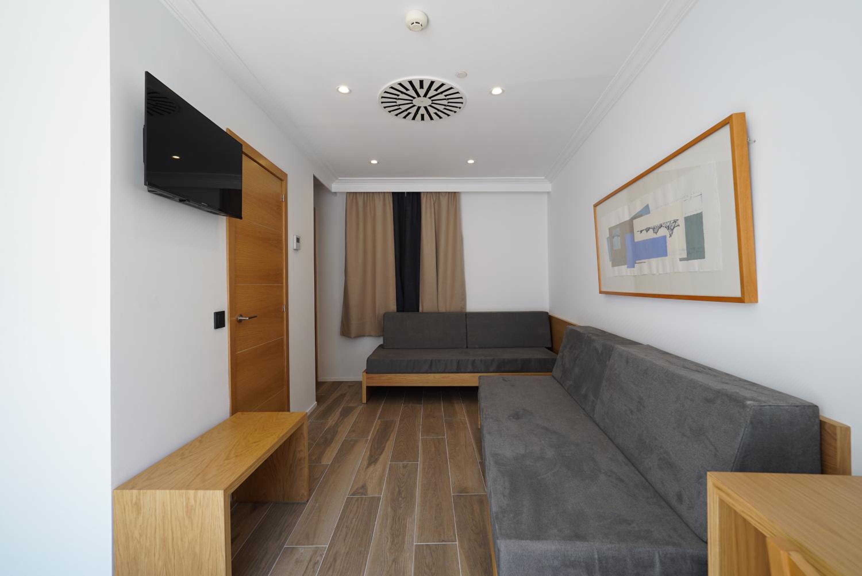 Quintuple Room