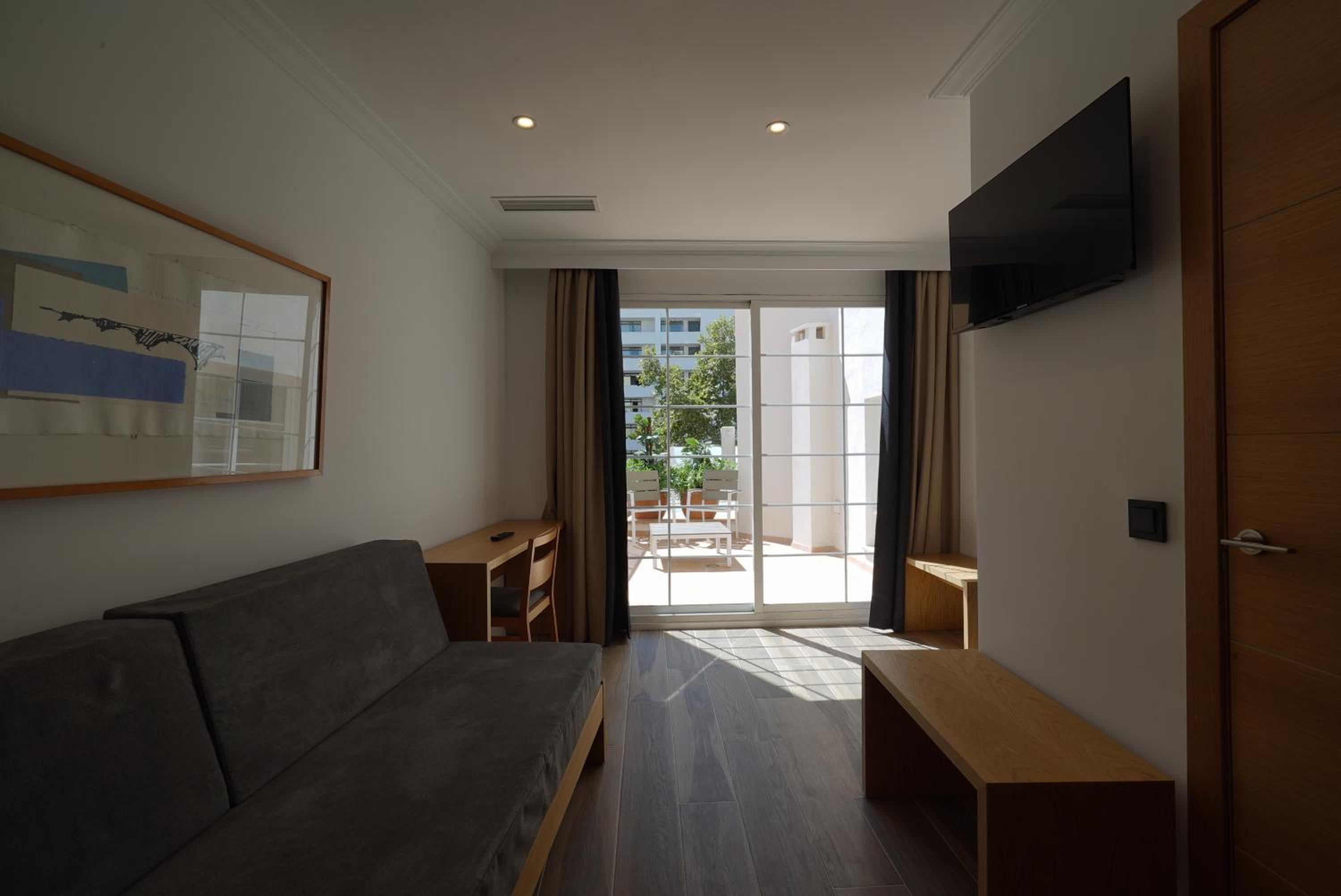 Quintuple Room