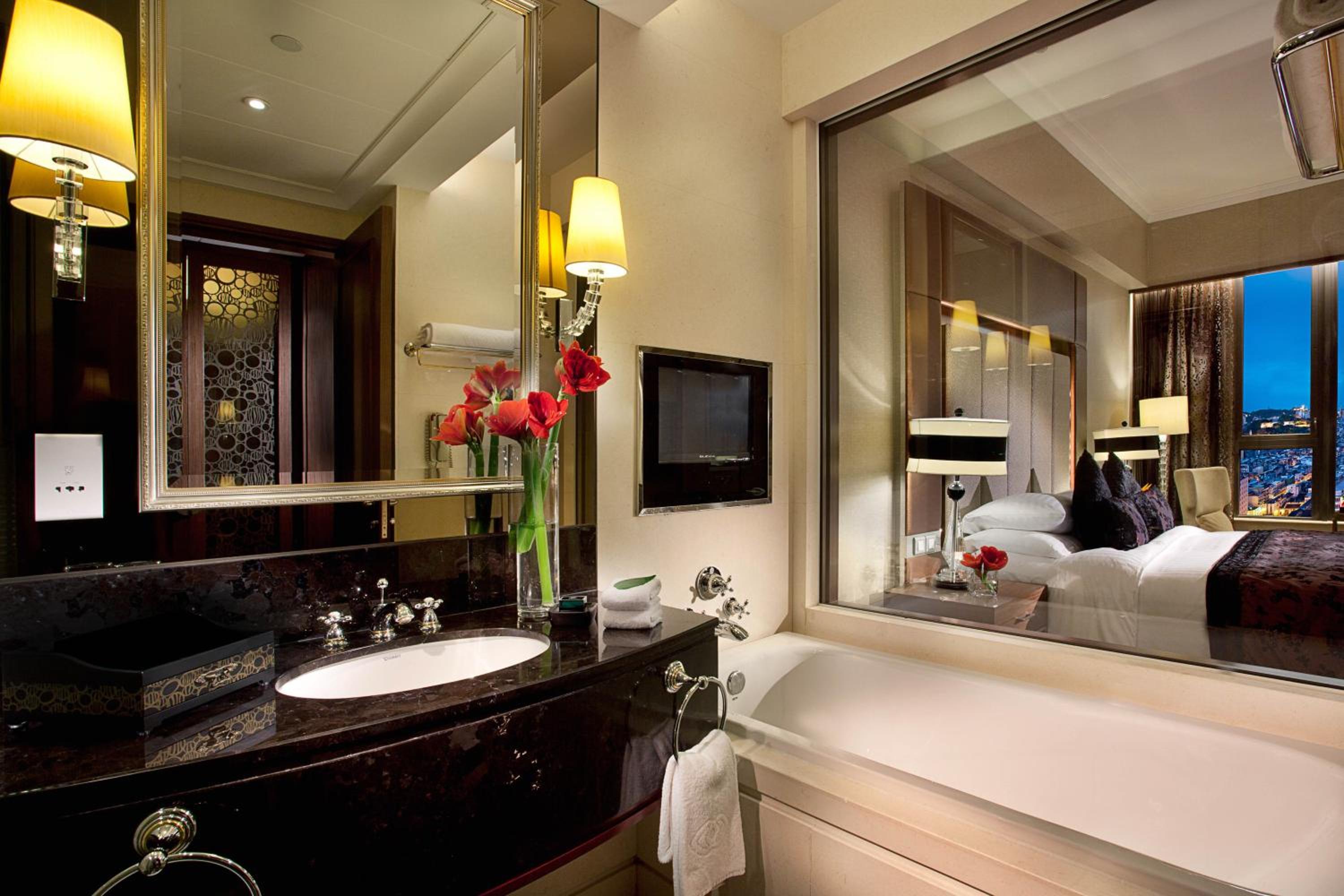 Luxury King Room with River View - Photo 5