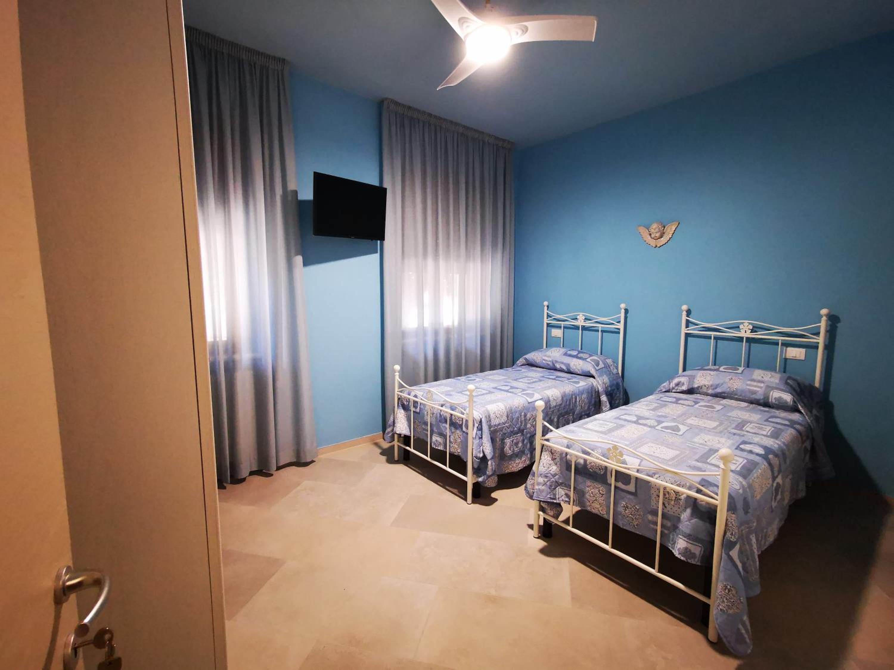 Twin Room with Private Bathroom photo 3