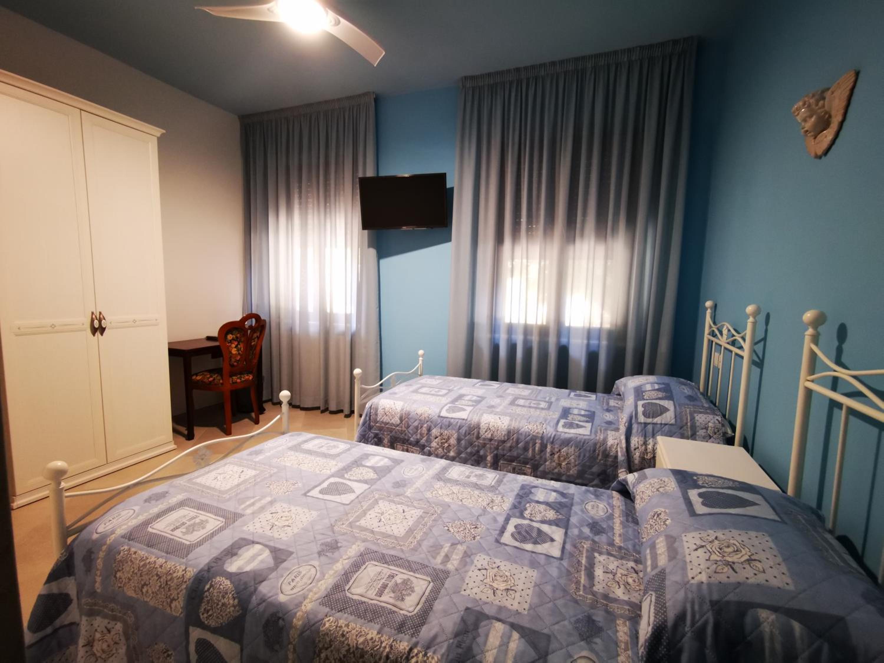 Twin Room with Private Bathroom photo 1
