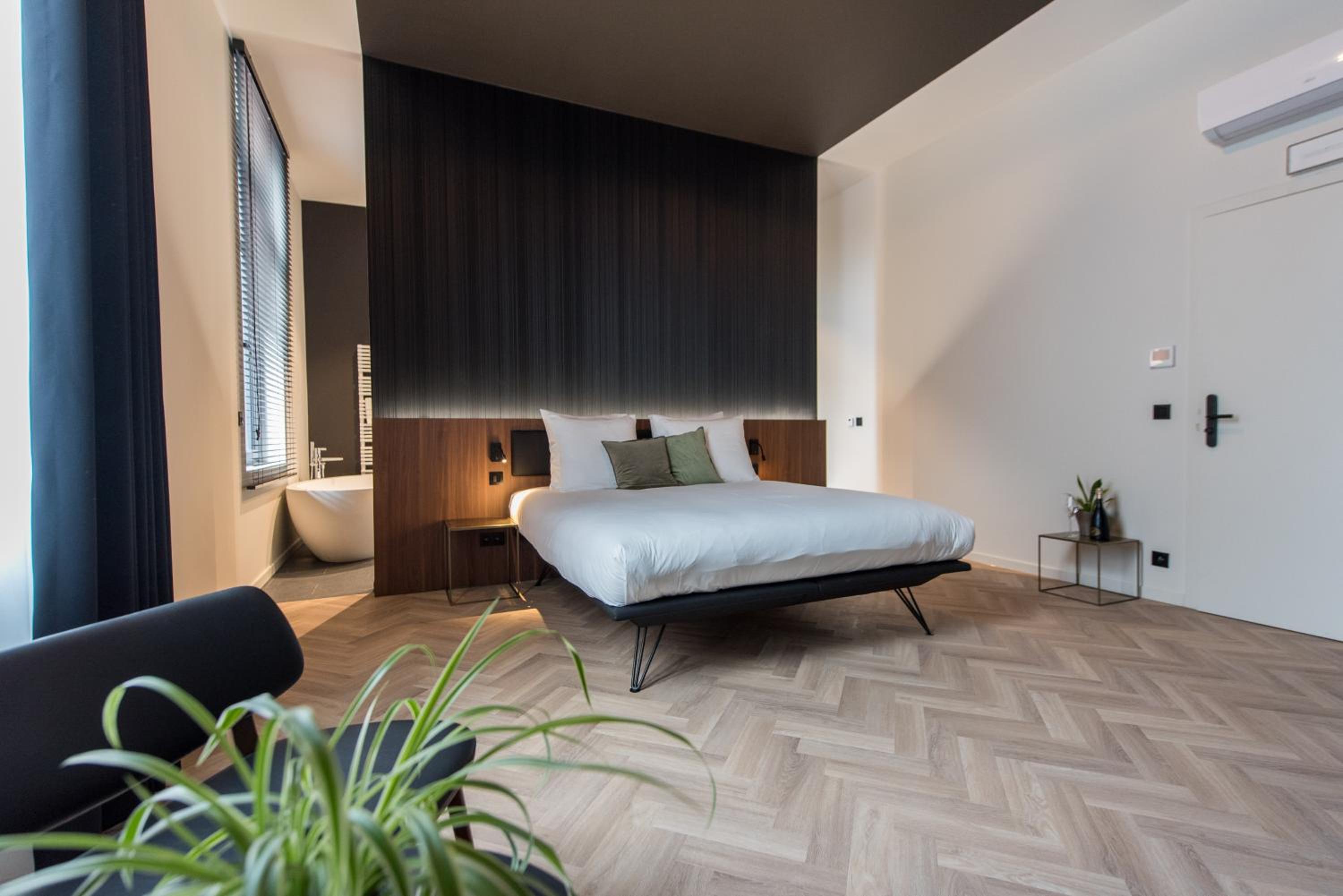 Deluxe Double Room with Bath - Photo 3