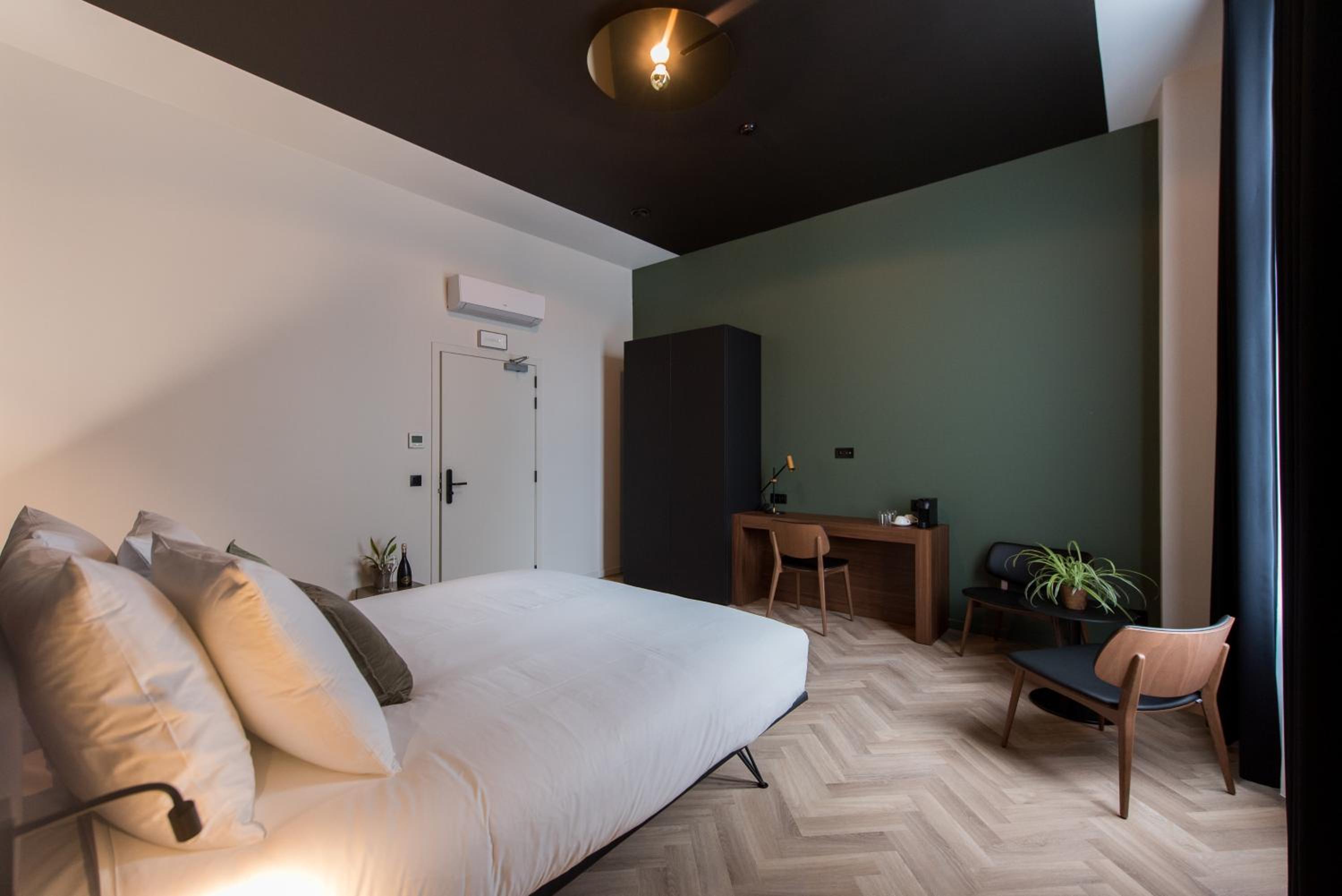 Deluxe Double Room with Bath - Photo 2