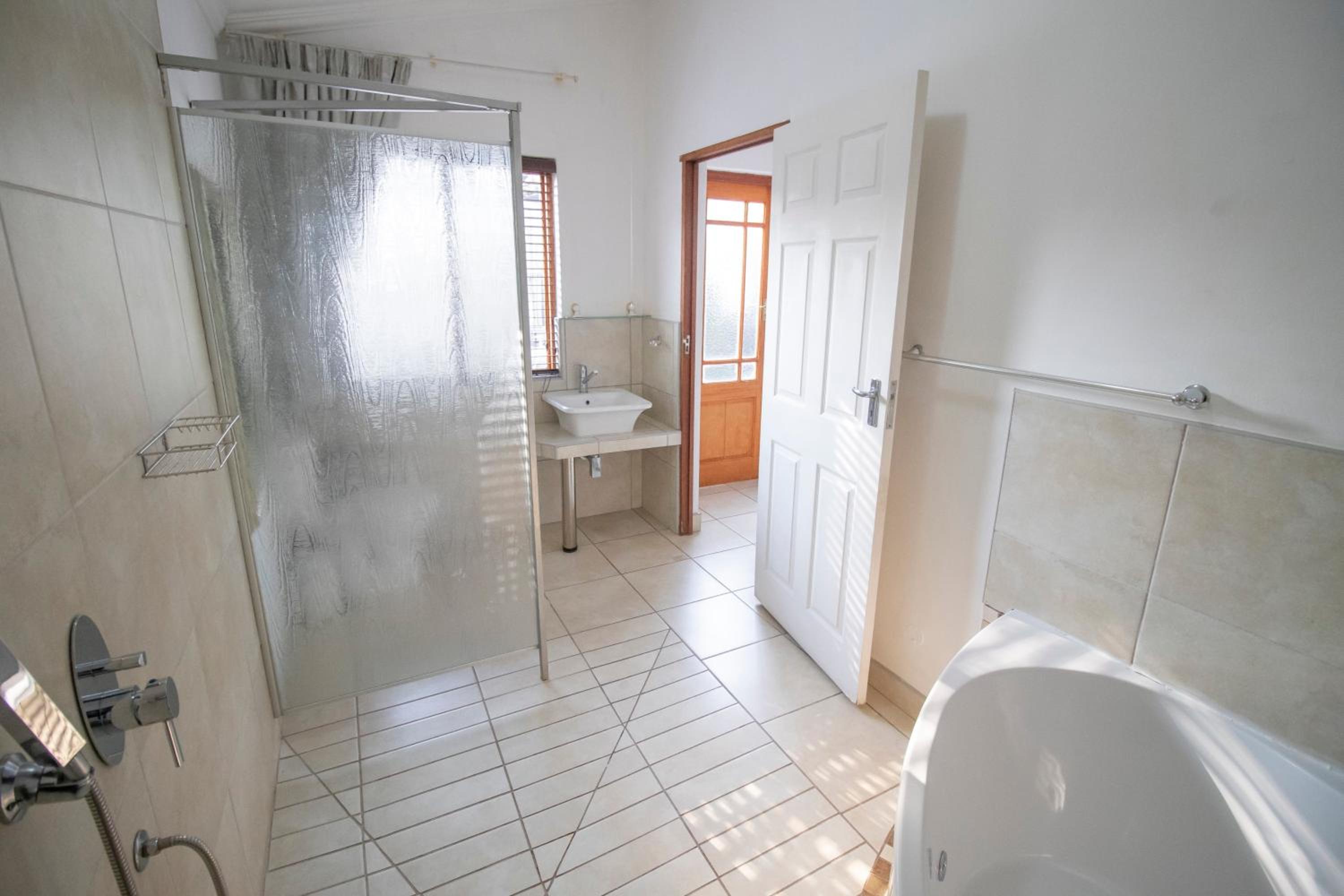 Standard Double Room - Photo 4