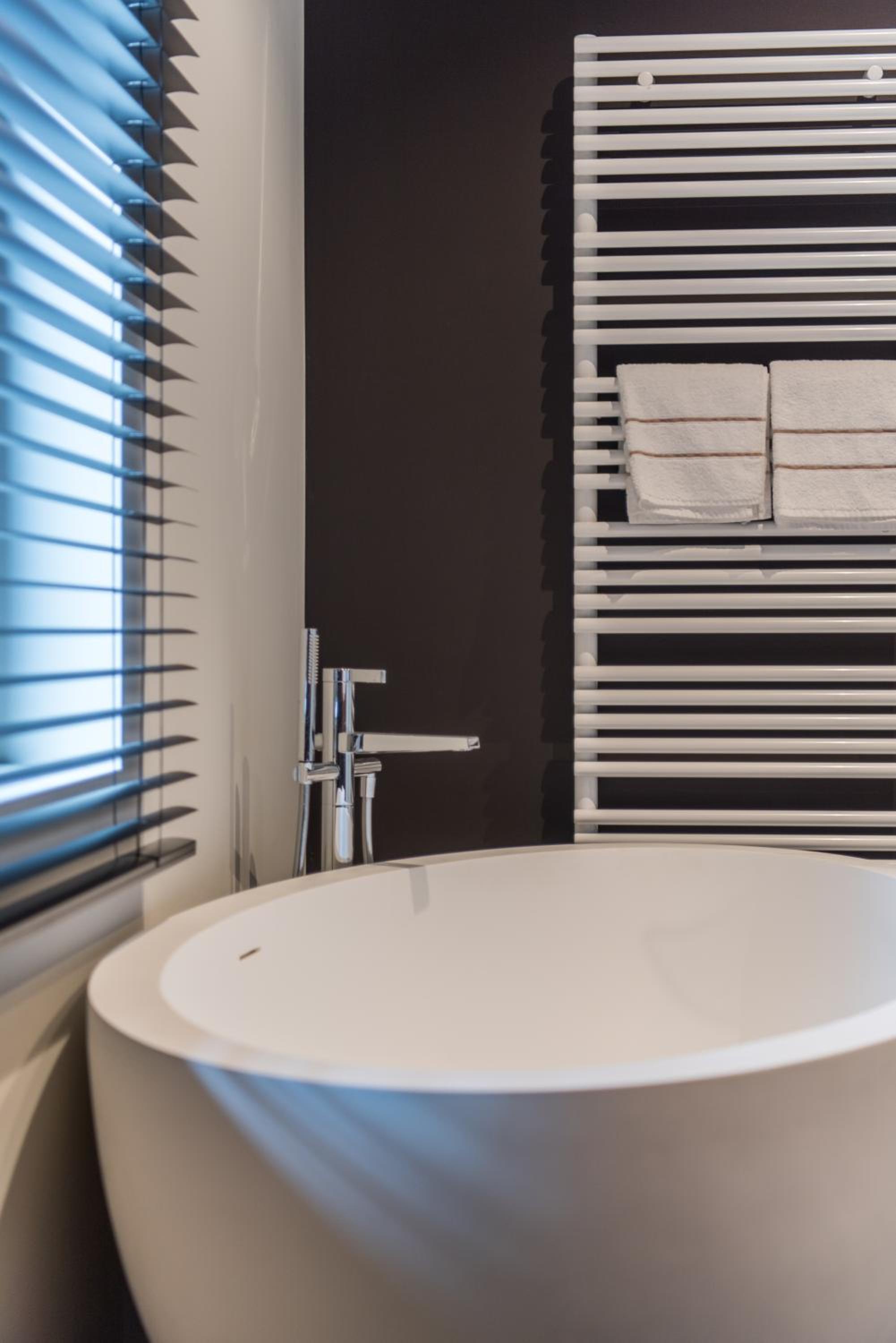 Deluxe Double Room with Bath - Photo 4