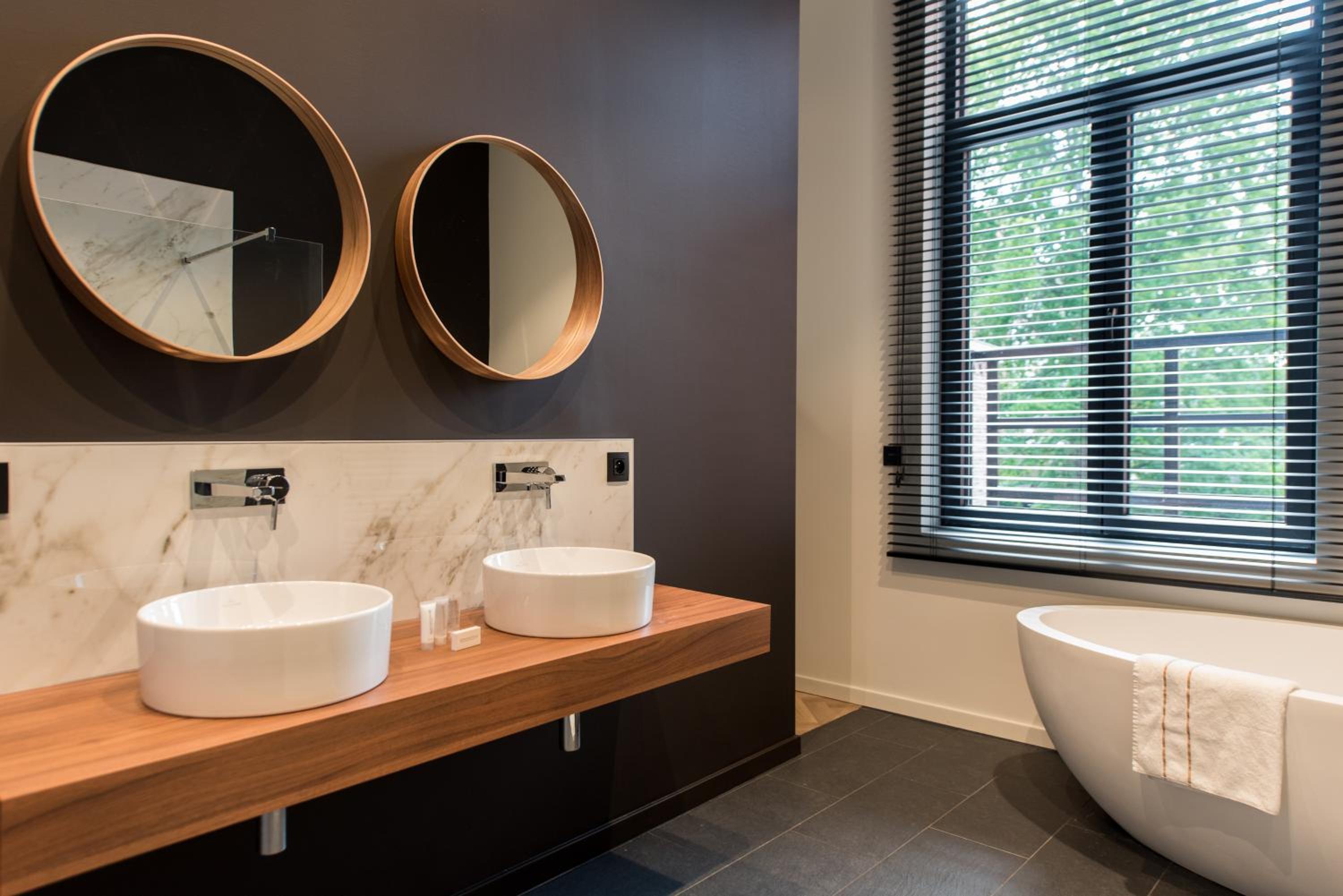 Deluxe Double Room with Bath - Photo 5