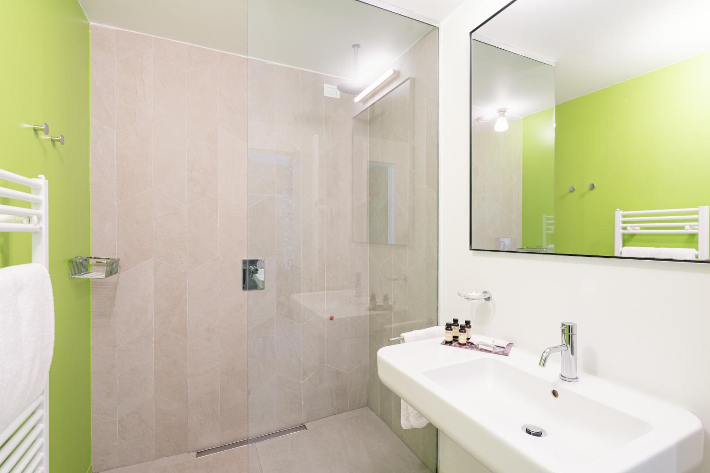 Superior Double Room thumbnail 5