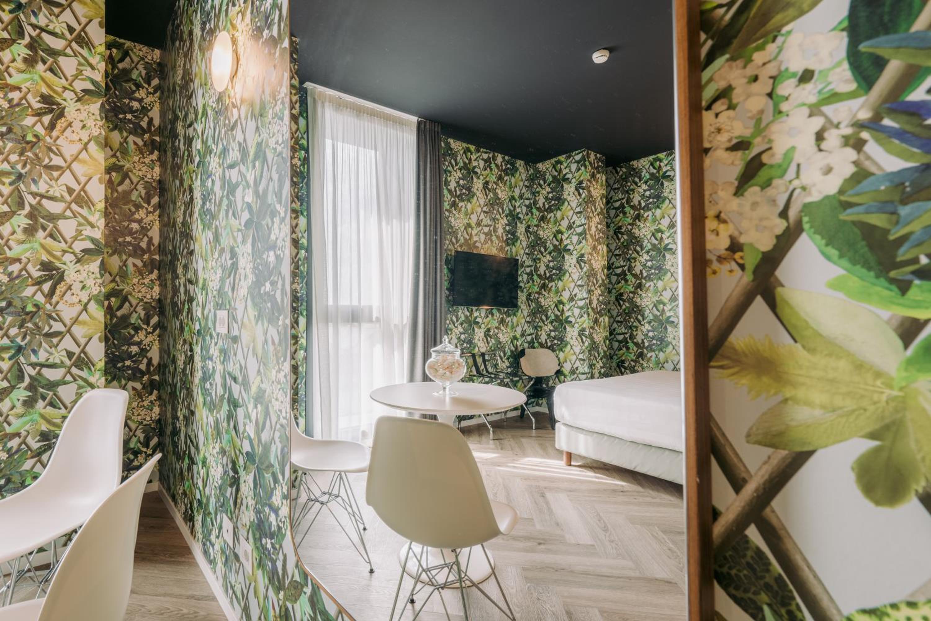 Superior Double Room thumbnail 6