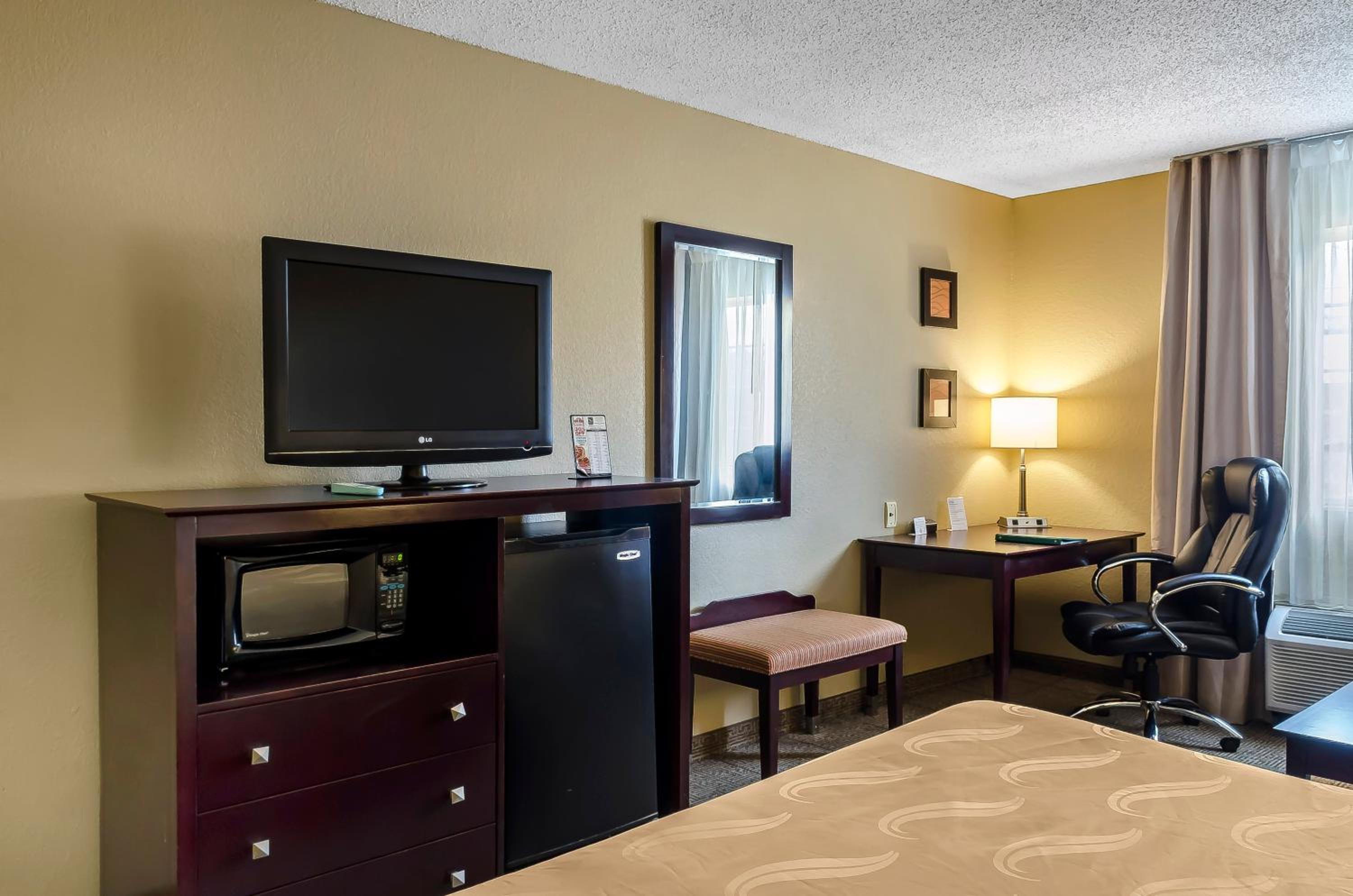 King Suite with Sofa Bed - Non Smoking - Photo 2