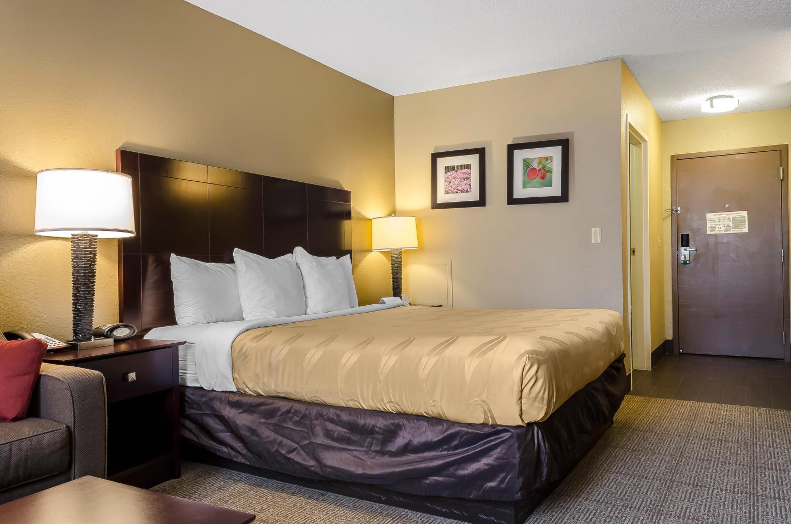 King Suite with Sofa Bed - Non Smoking - Photo 3