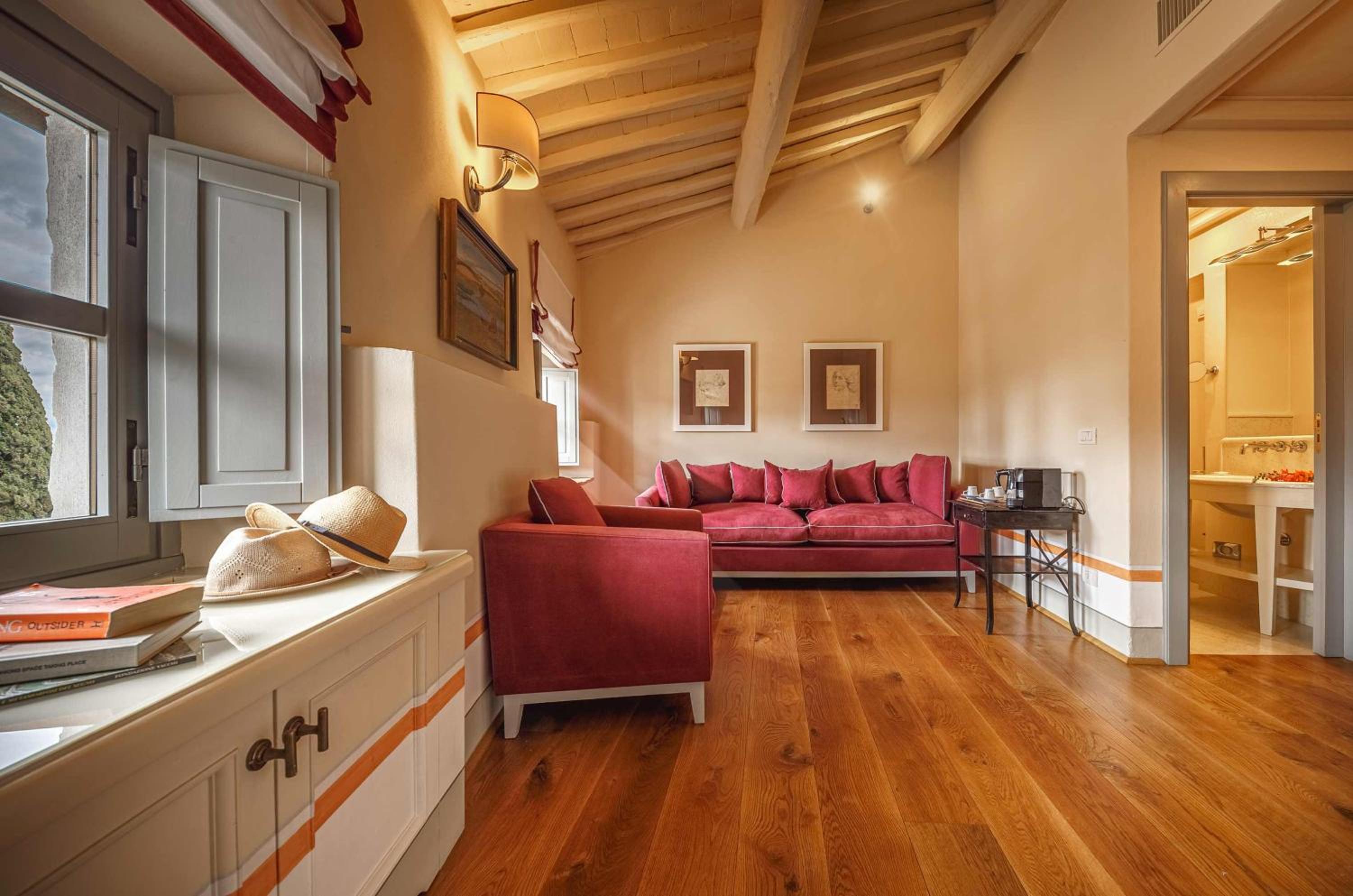 Suite - Photo 1