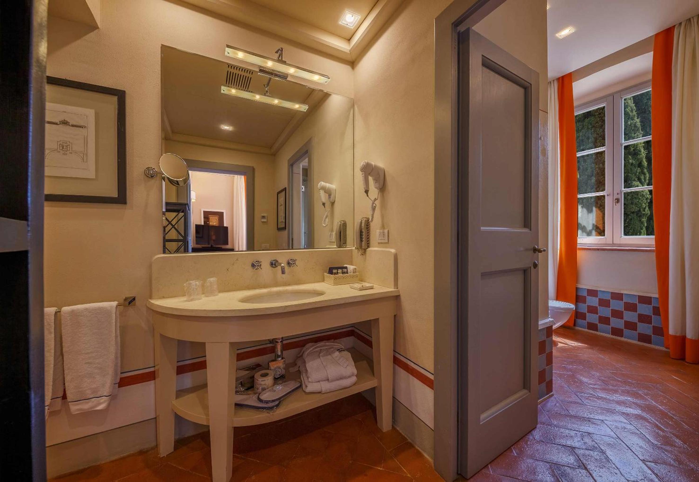 Executive Suite - Photo 3