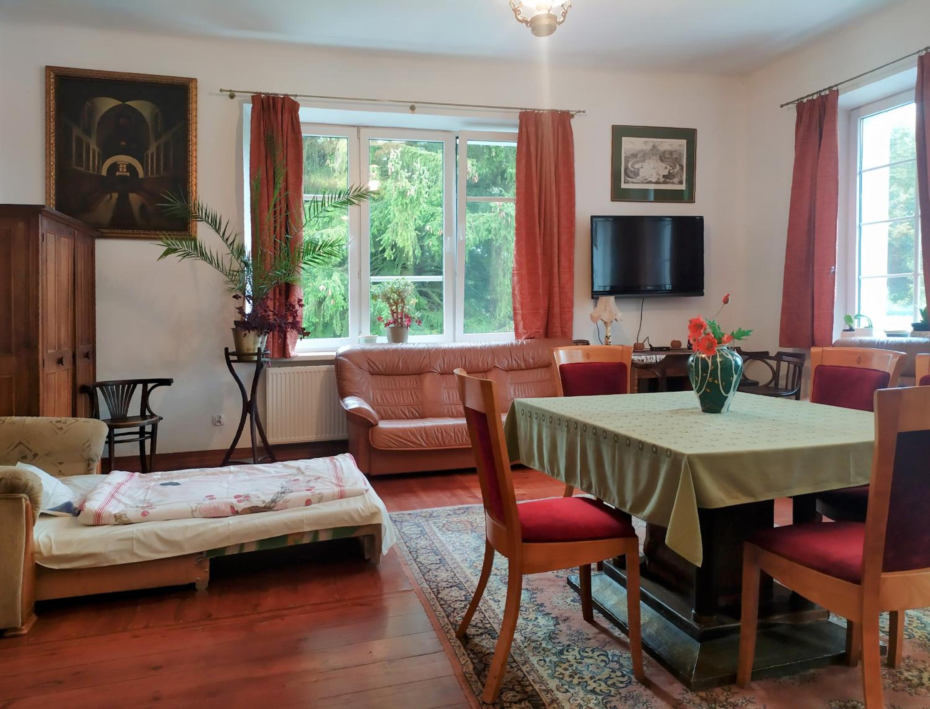Superior Family Room photo 1