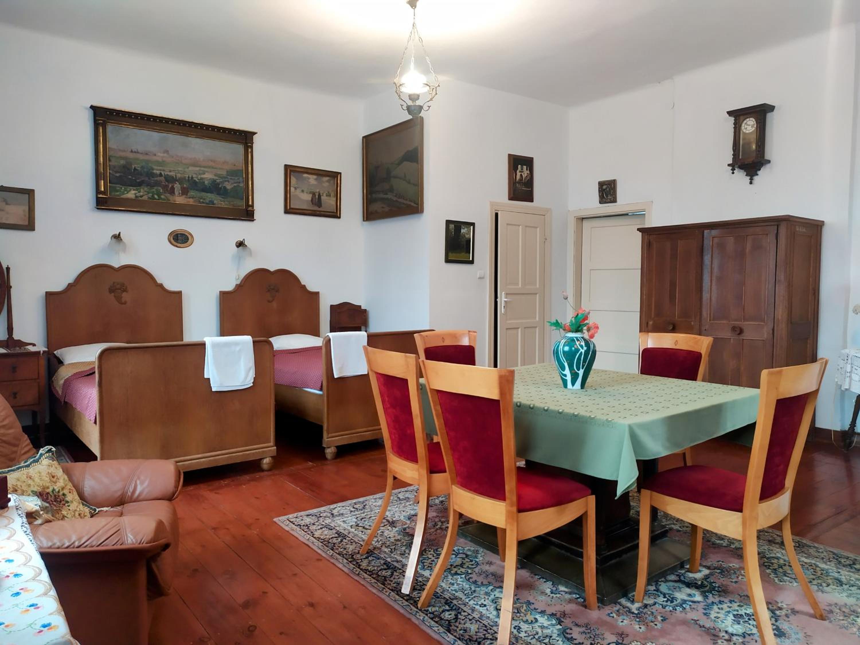 Superior Family Room photo 3