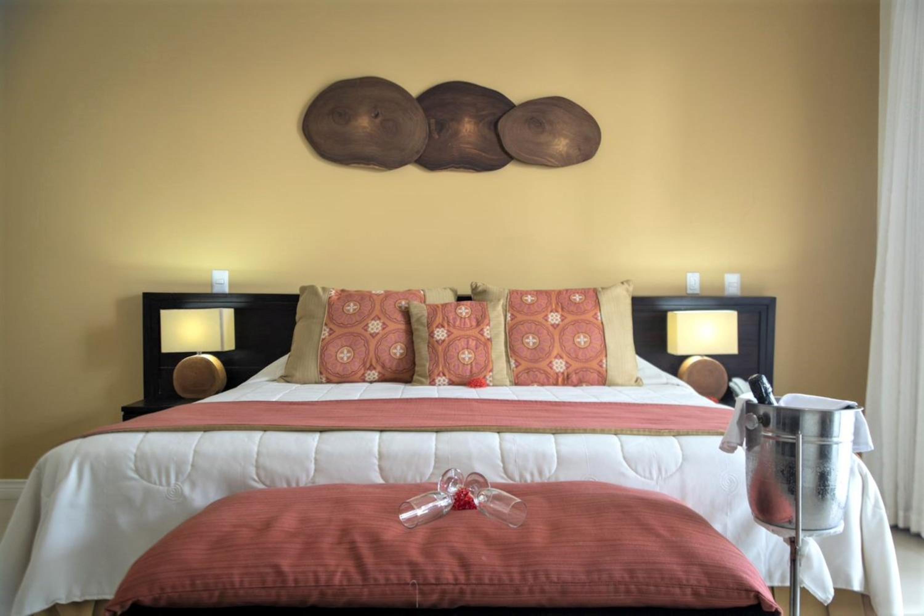 Deluxe Beachfront Room - Photo 2
