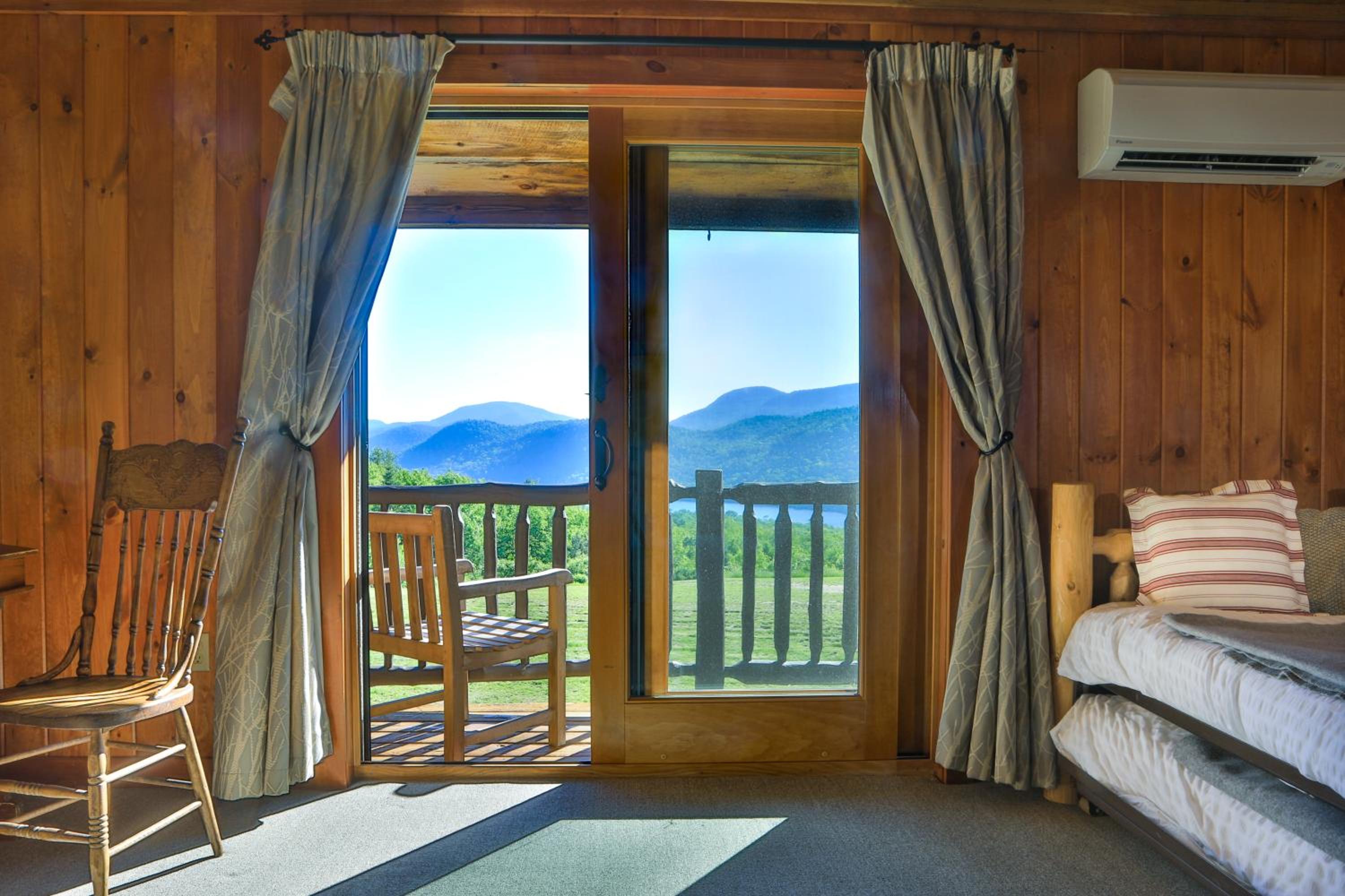 Log House Balcony Room - King and Daybed photo 2