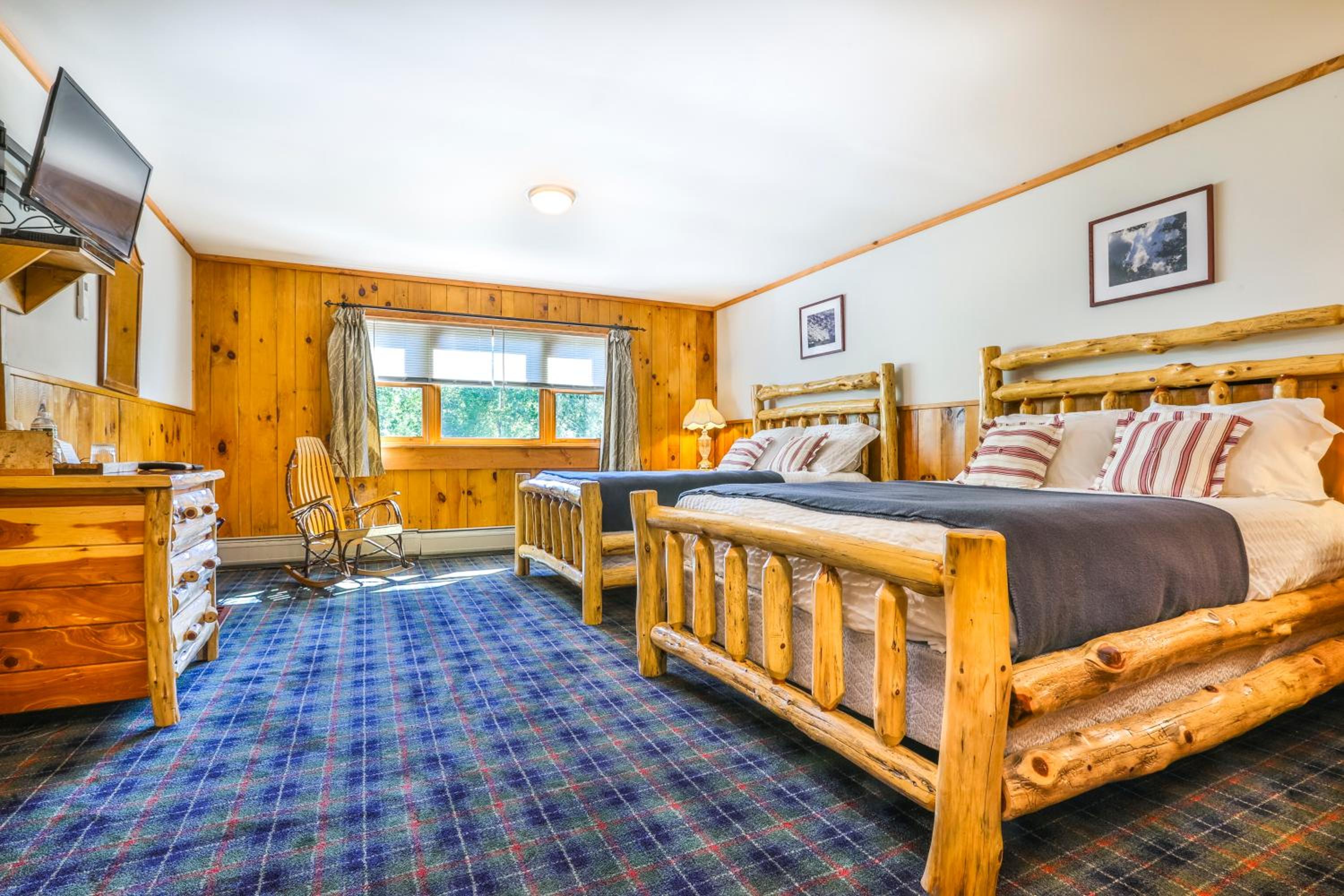 Tea House or Birches Cottage Room - Two Queens photo 1