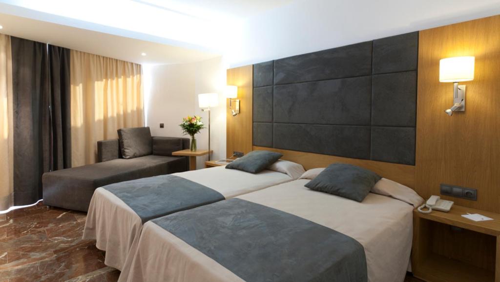 Double Room with Side Sea View - Photo 1