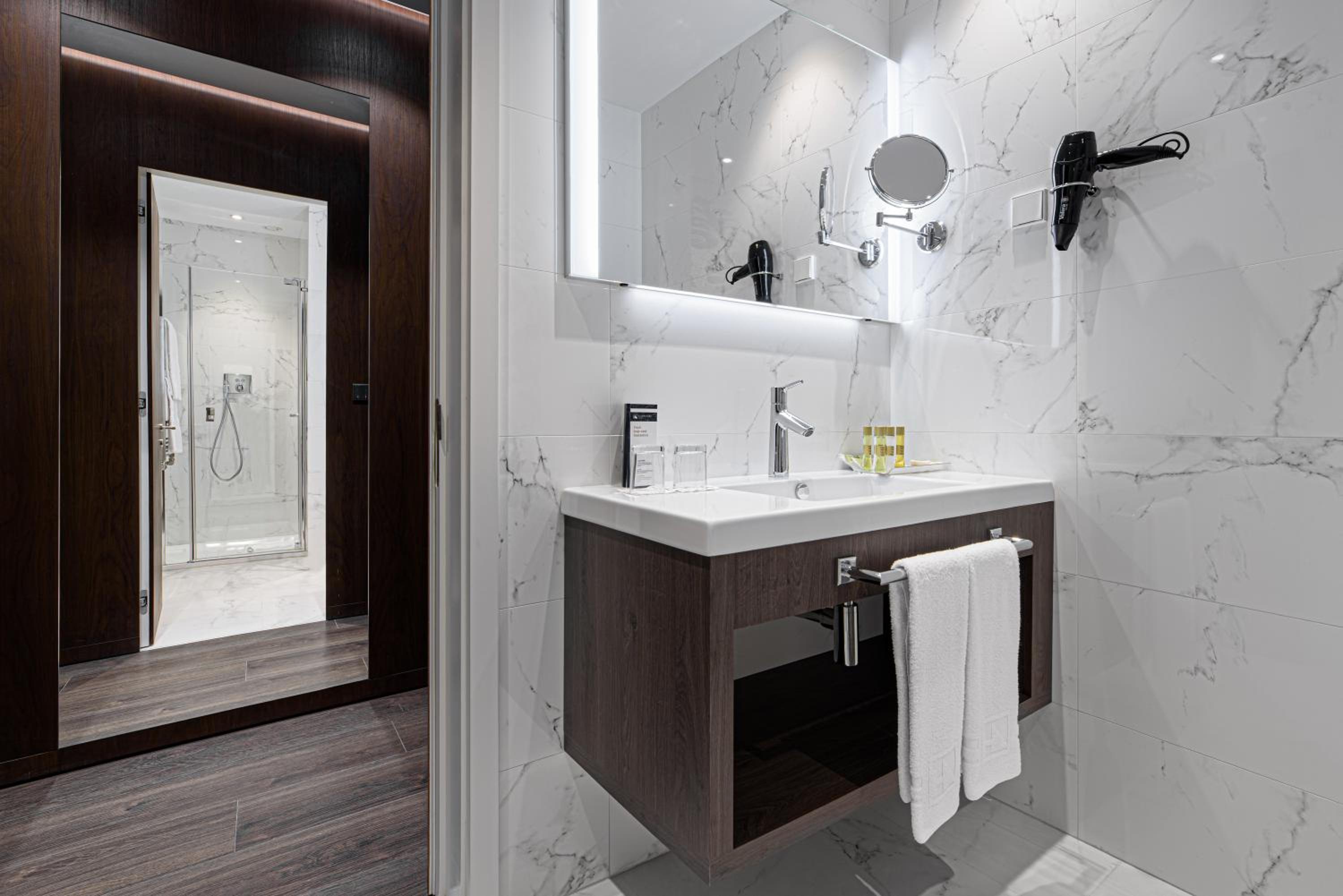 Deluxe Double or Twin Room - Photo 12
