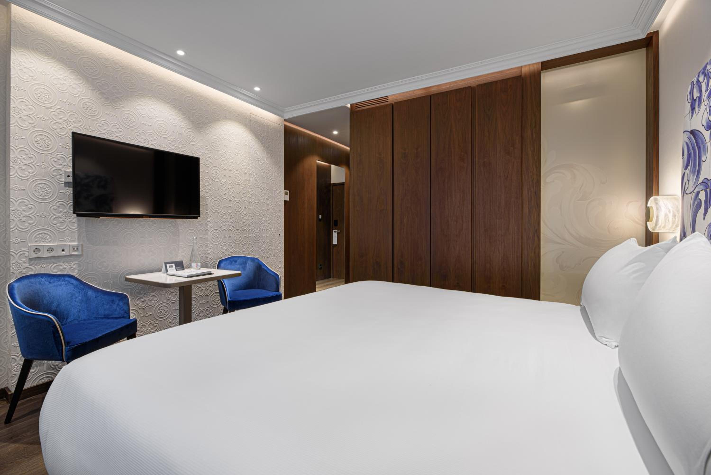 Deluxe Double or Twin Room - Photo 8