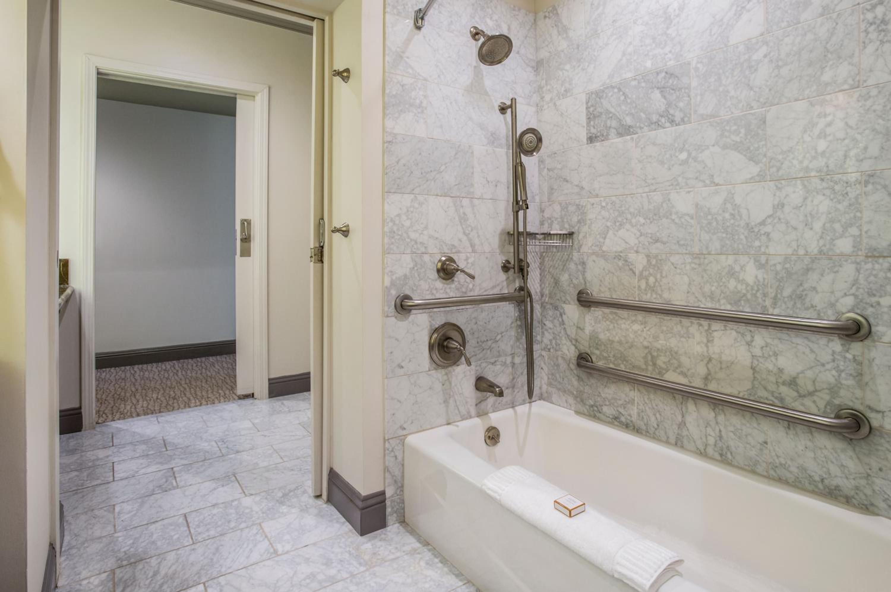 Executive Suite - Photo 3