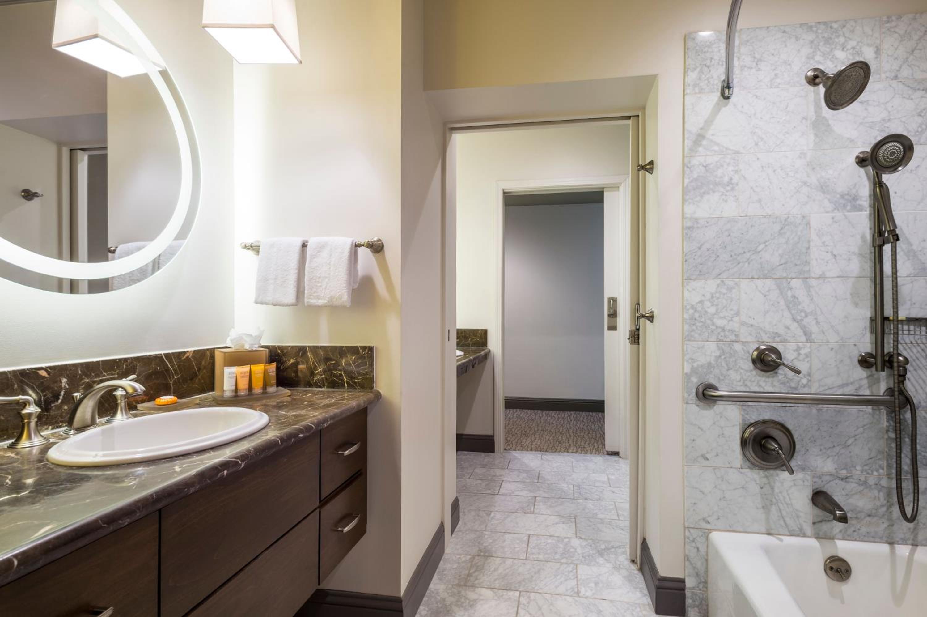 Executive Suite - Photo 4