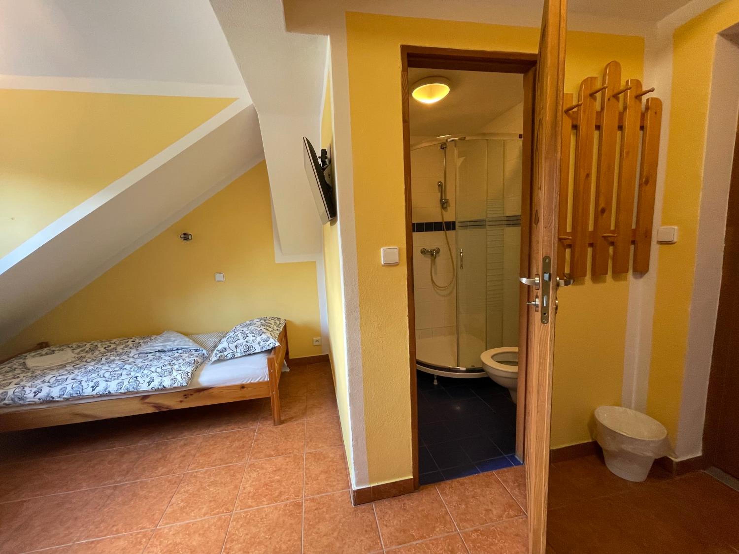 Twin Room - Photo 3