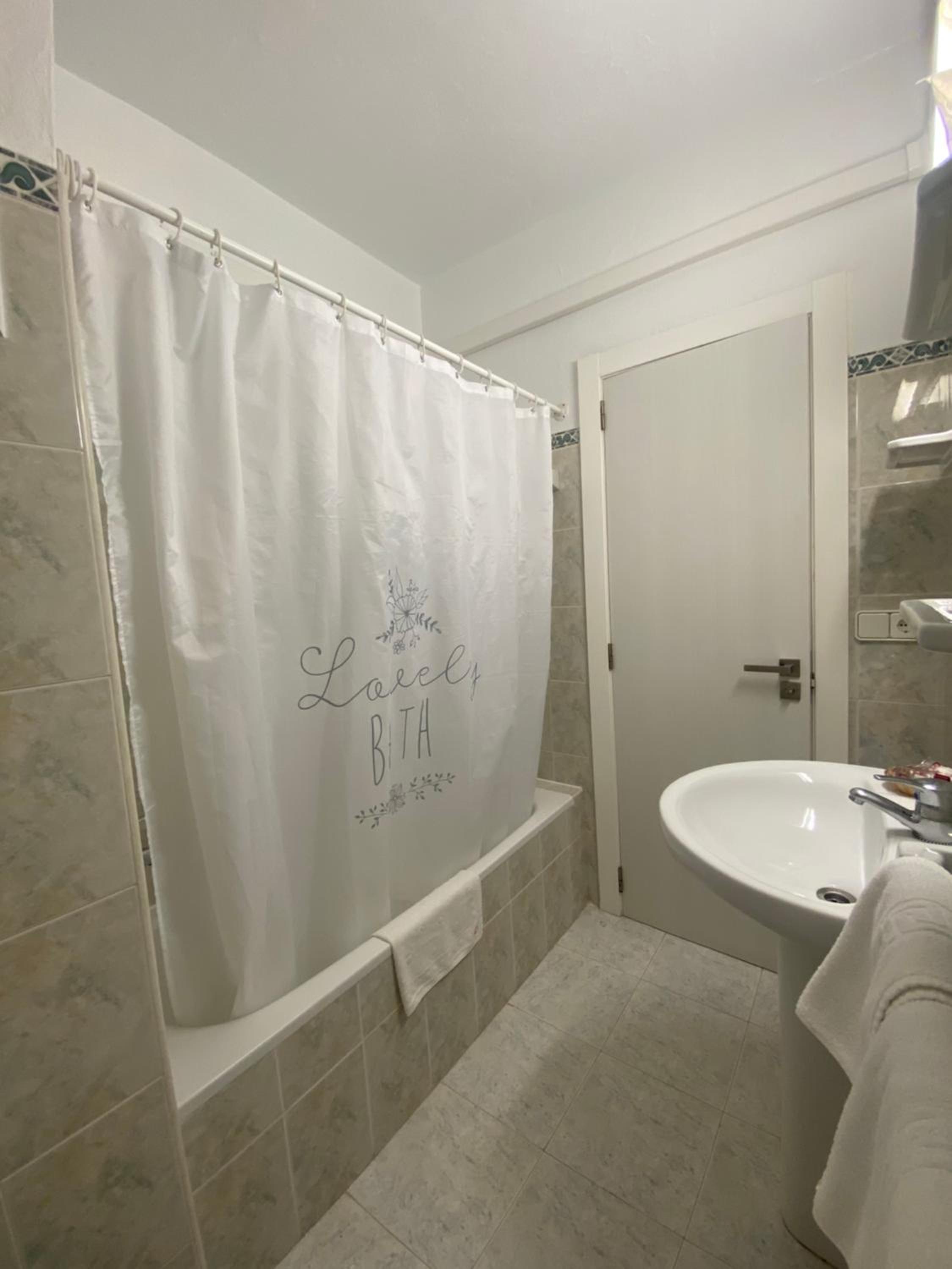Twin Room with Private Bathroom photo 3