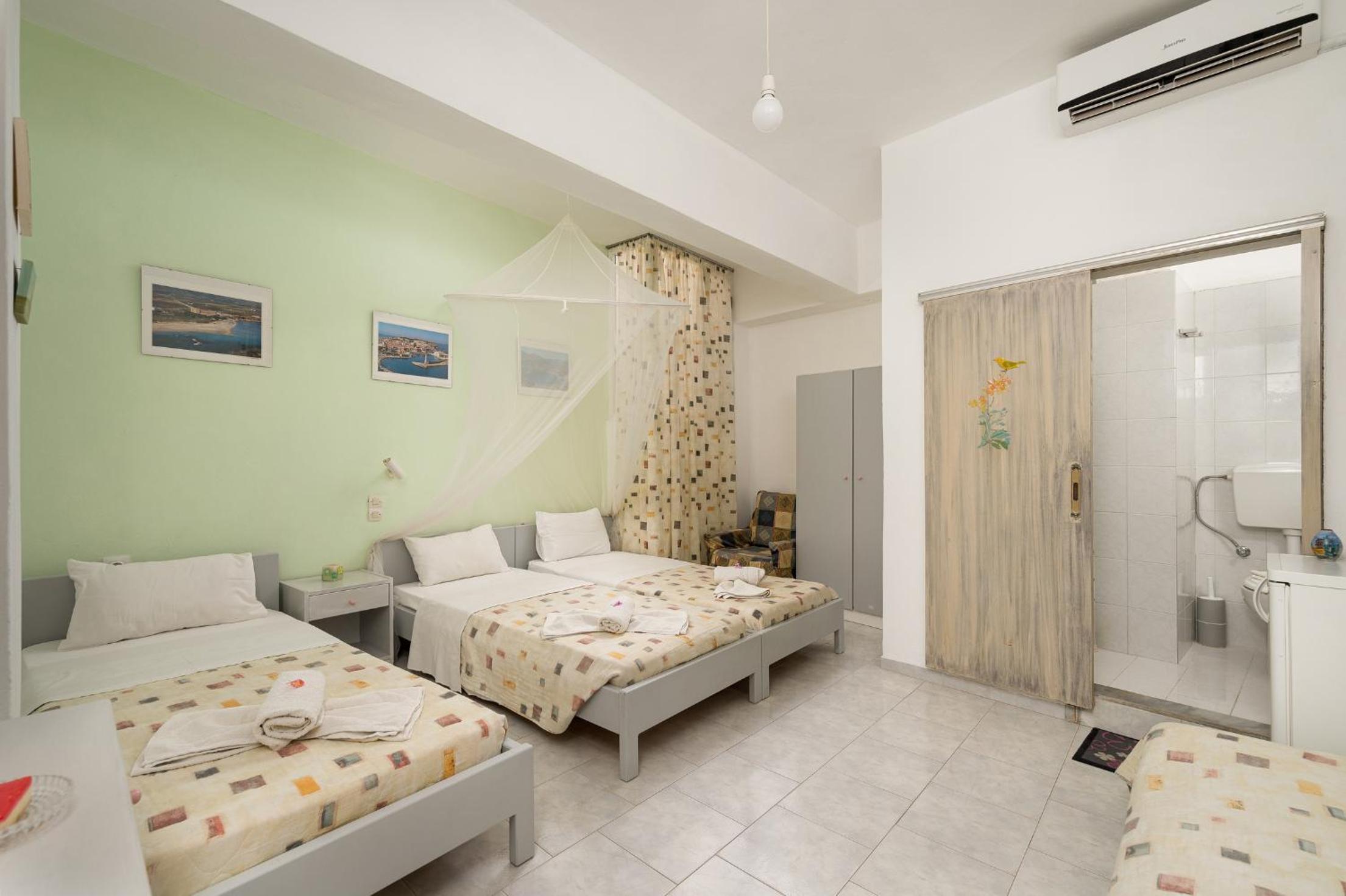 Quadruple Room - Photo 8