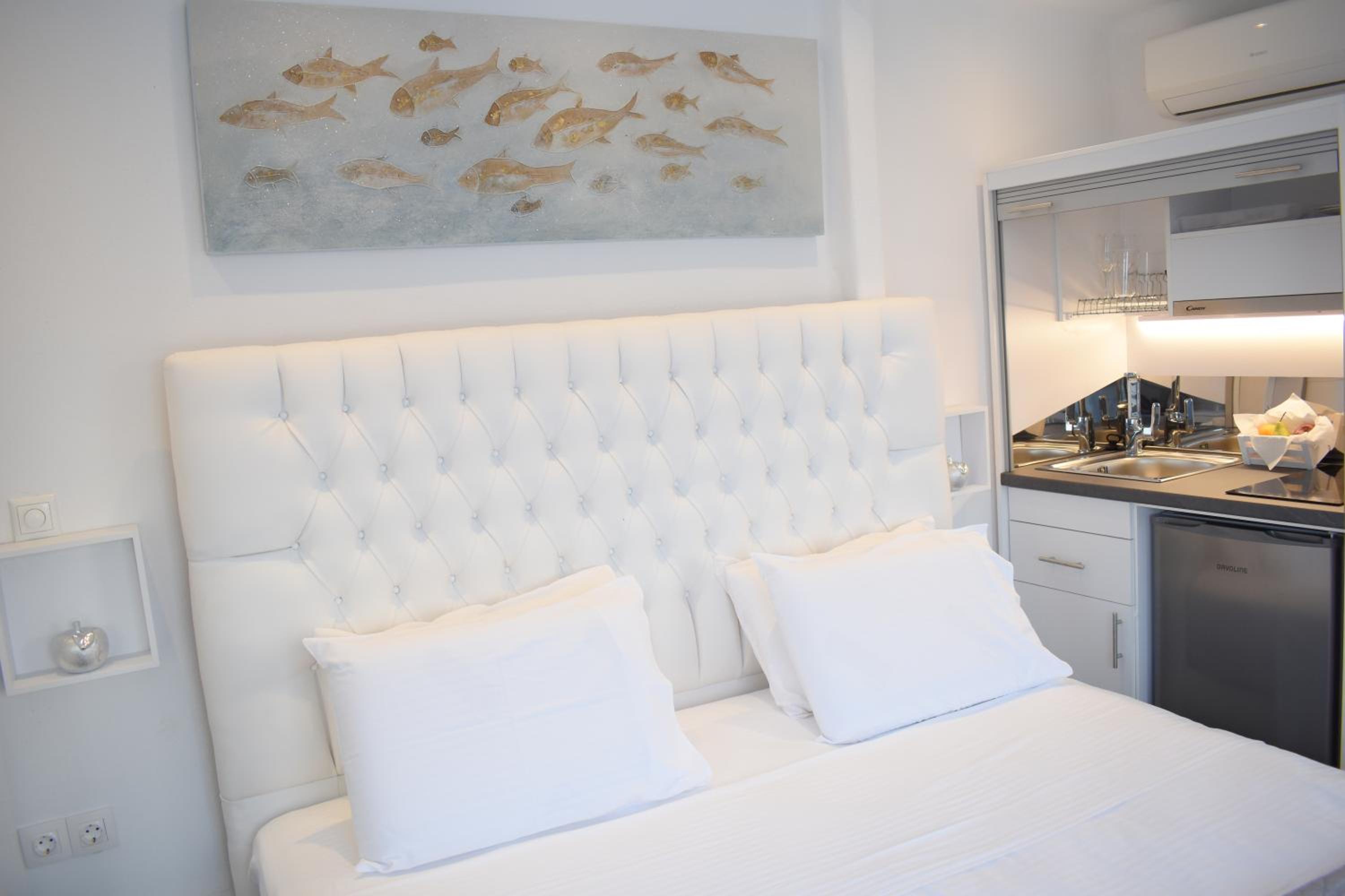 Apollo Honeymoon Suite Private Outdoor Jetted Tub