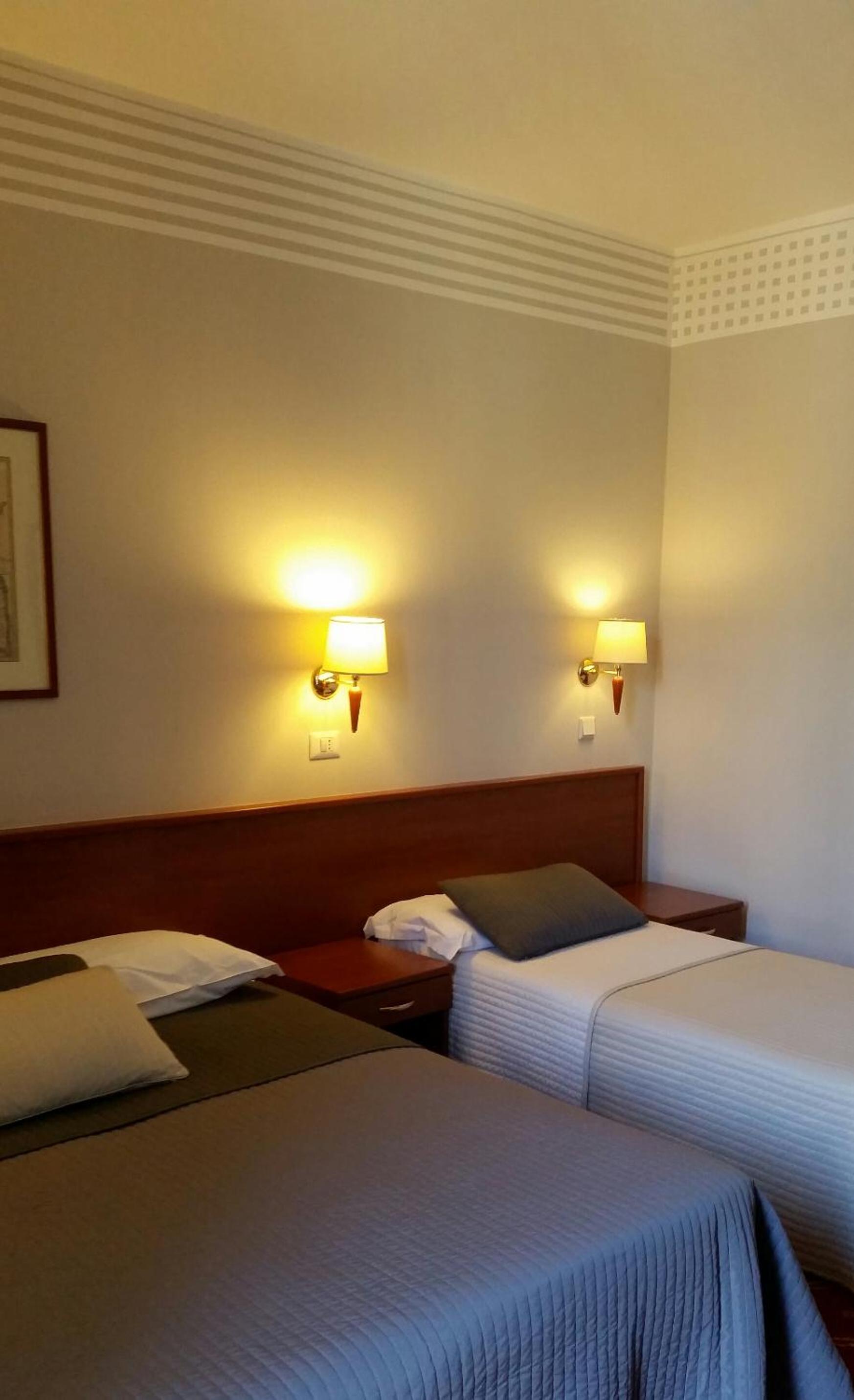 Twin Room - Photo 9