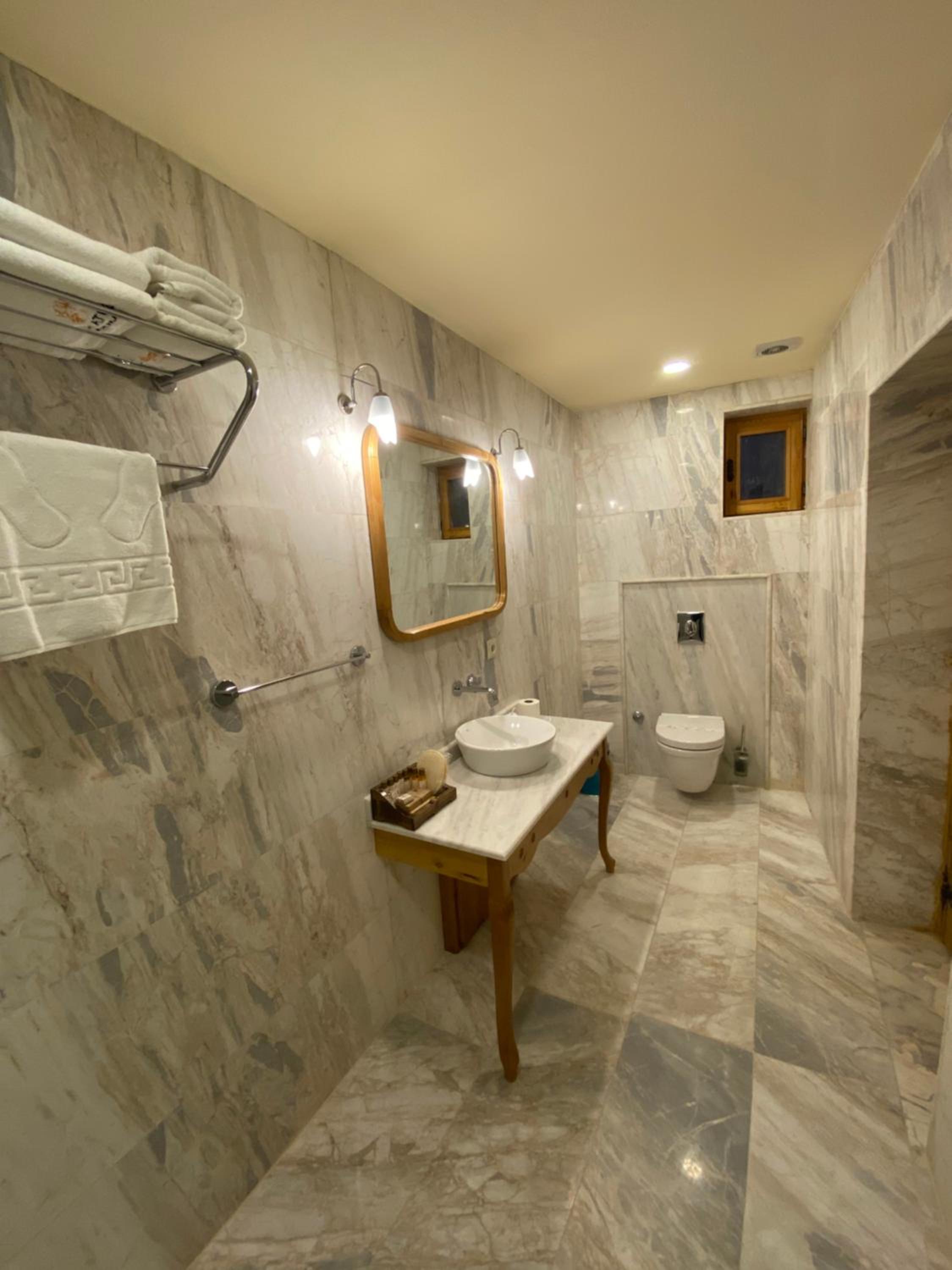 Stone King Suite with Spa Bath - Photo 9