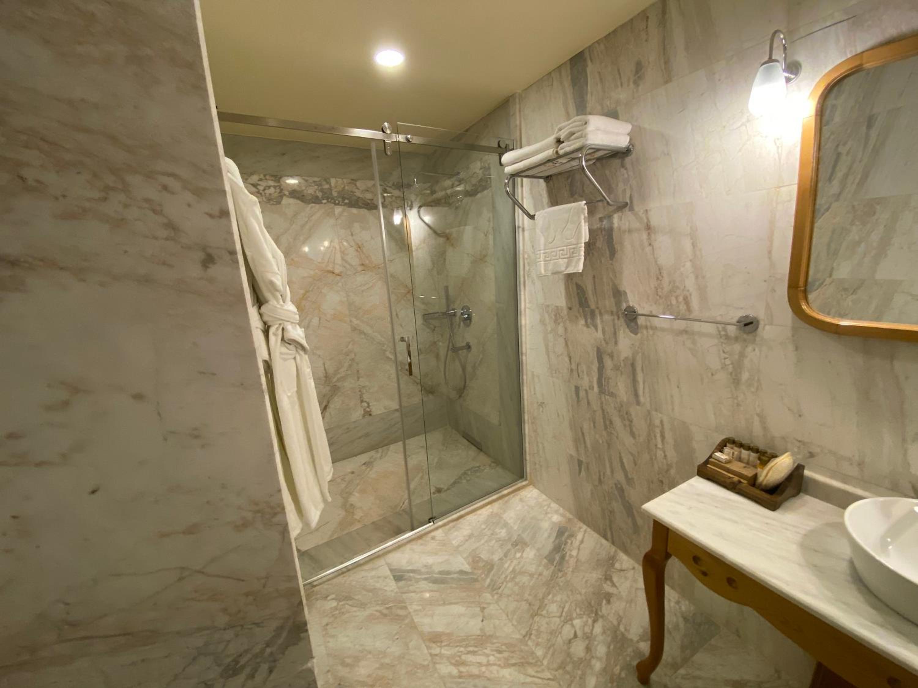 Stone King Suite with Spa Bath - Photo 10