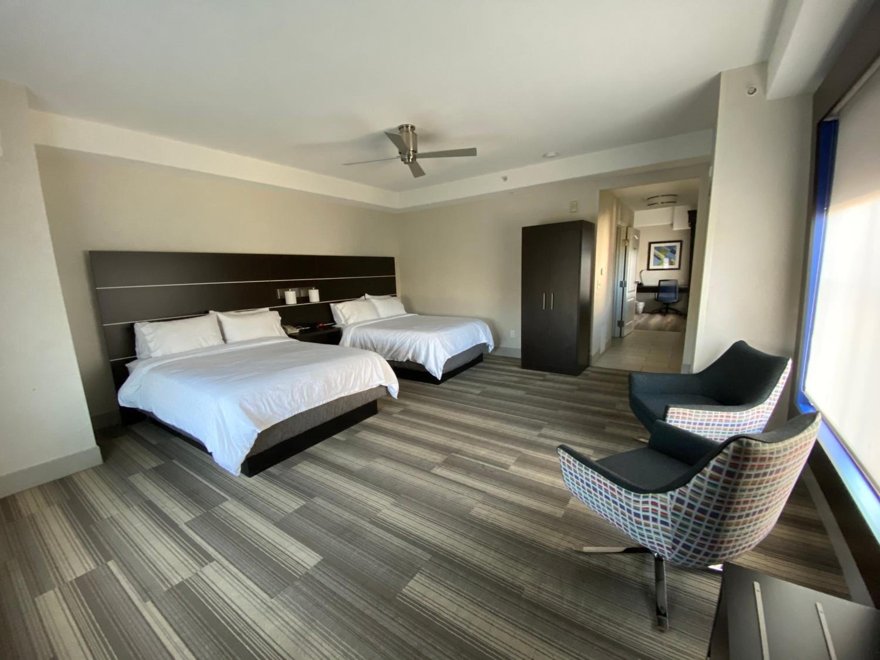One-Bedroom Queen Suite with Lake View - Photo 1