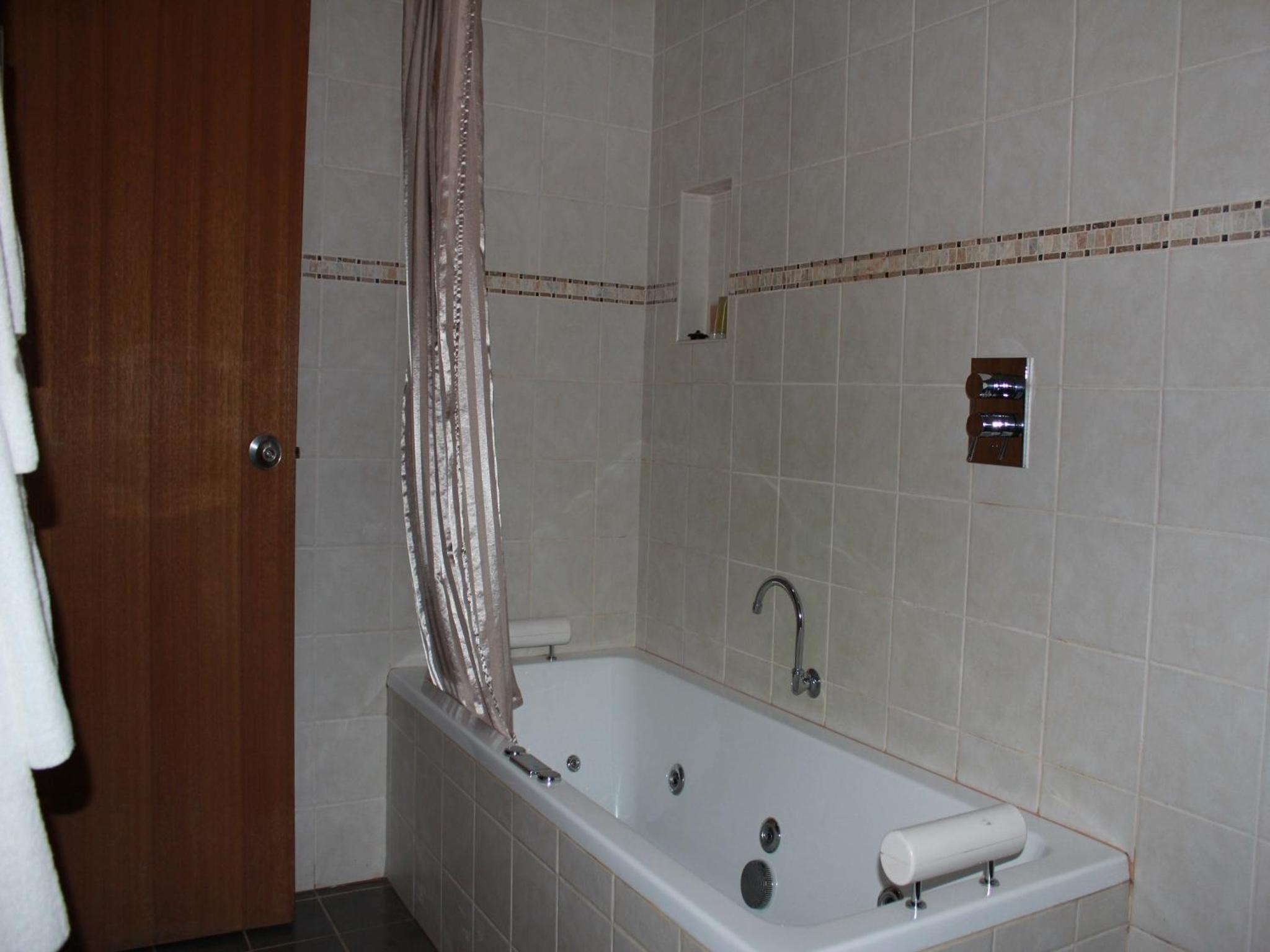 Woodford Two-Bedroom Chalet wtih Spa Bath photo 2