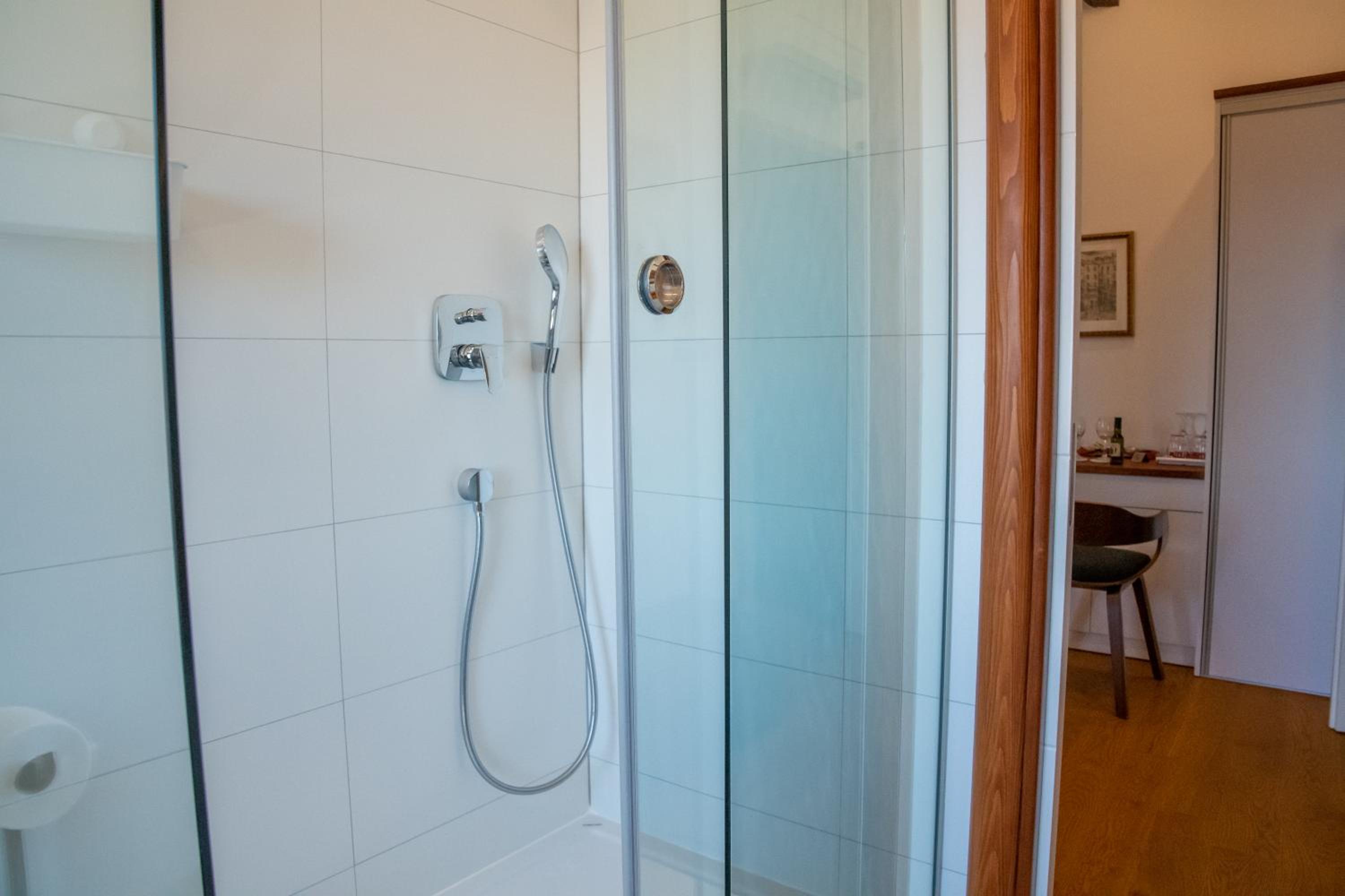 Deluxe Double Room with Sea View - Photo 10