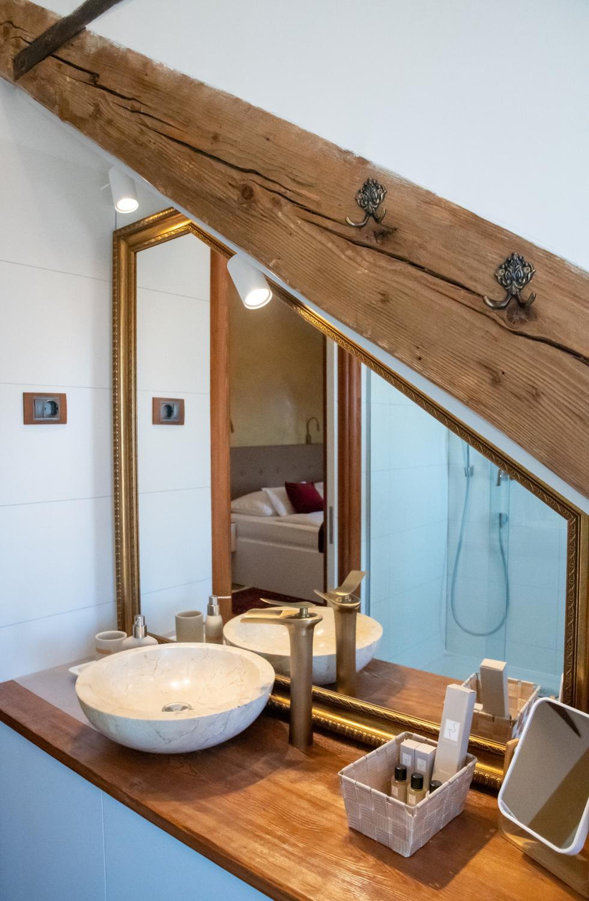Deluxe Double Room with Sea View - Photo 12